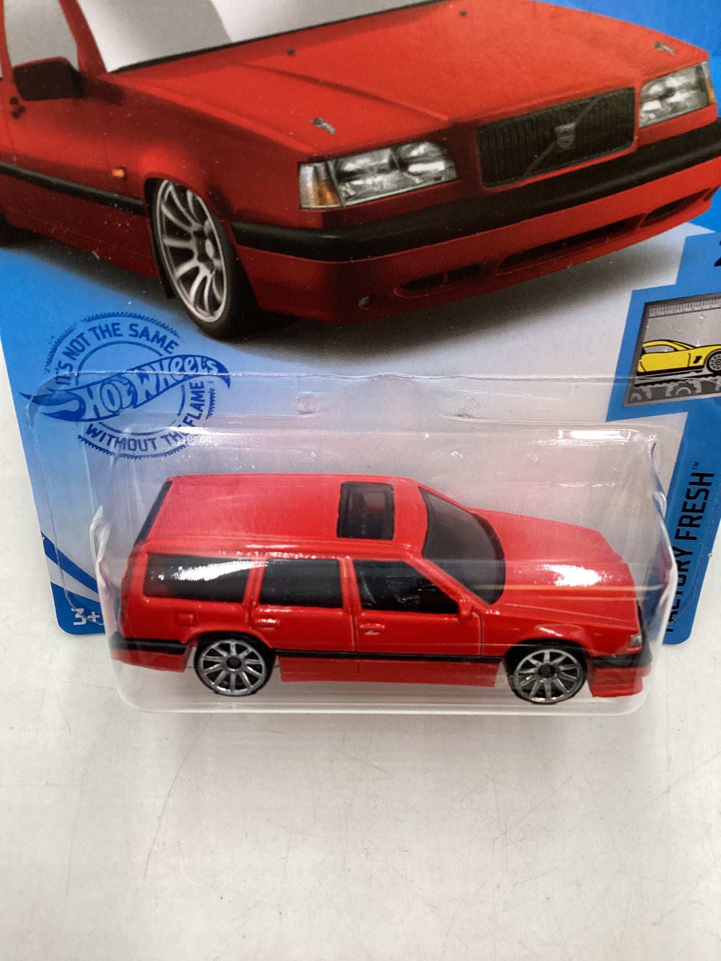 2021 Hot Wheels #43 Volvo 850 Estate Red 92i