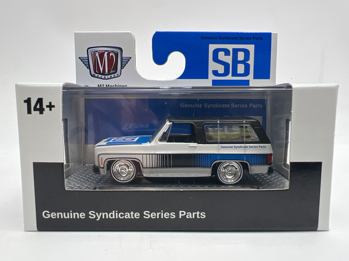 M2 Machines WMTS23 Squarebody Syndicate 1975 GMC Jimmy Sierra Dark Blue