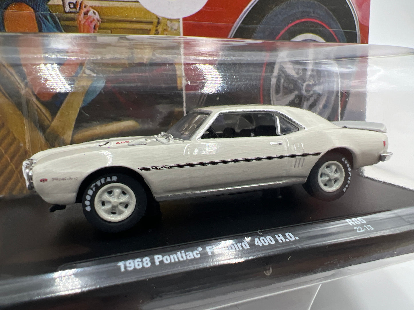 M2 Machines Auto-Drivers 1968 Pontiac Firebird 400 H.O. White R85 189C