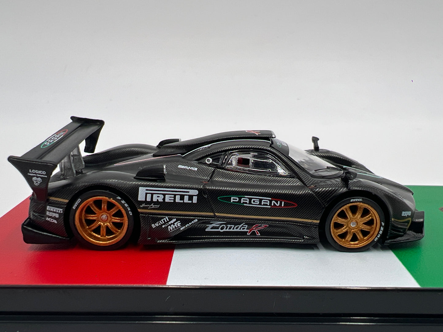 Tarmac Works x Global 64 Special Edition Pagani Zonda R Nurburgring Lap Time Record Edition