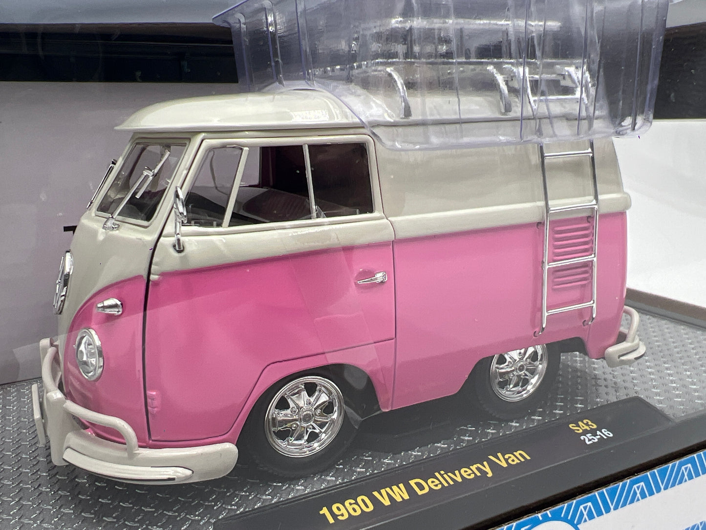 M2 Machines 1/24 1960 VW Delivery Van Pink/White S43