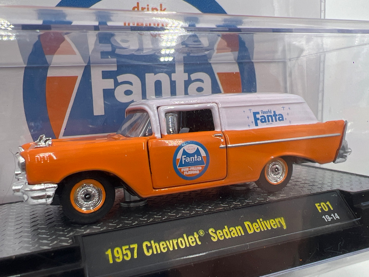M2 Machines Fanta 1957 Chevrolet Sedan Delivery Orange/White F01 194G
