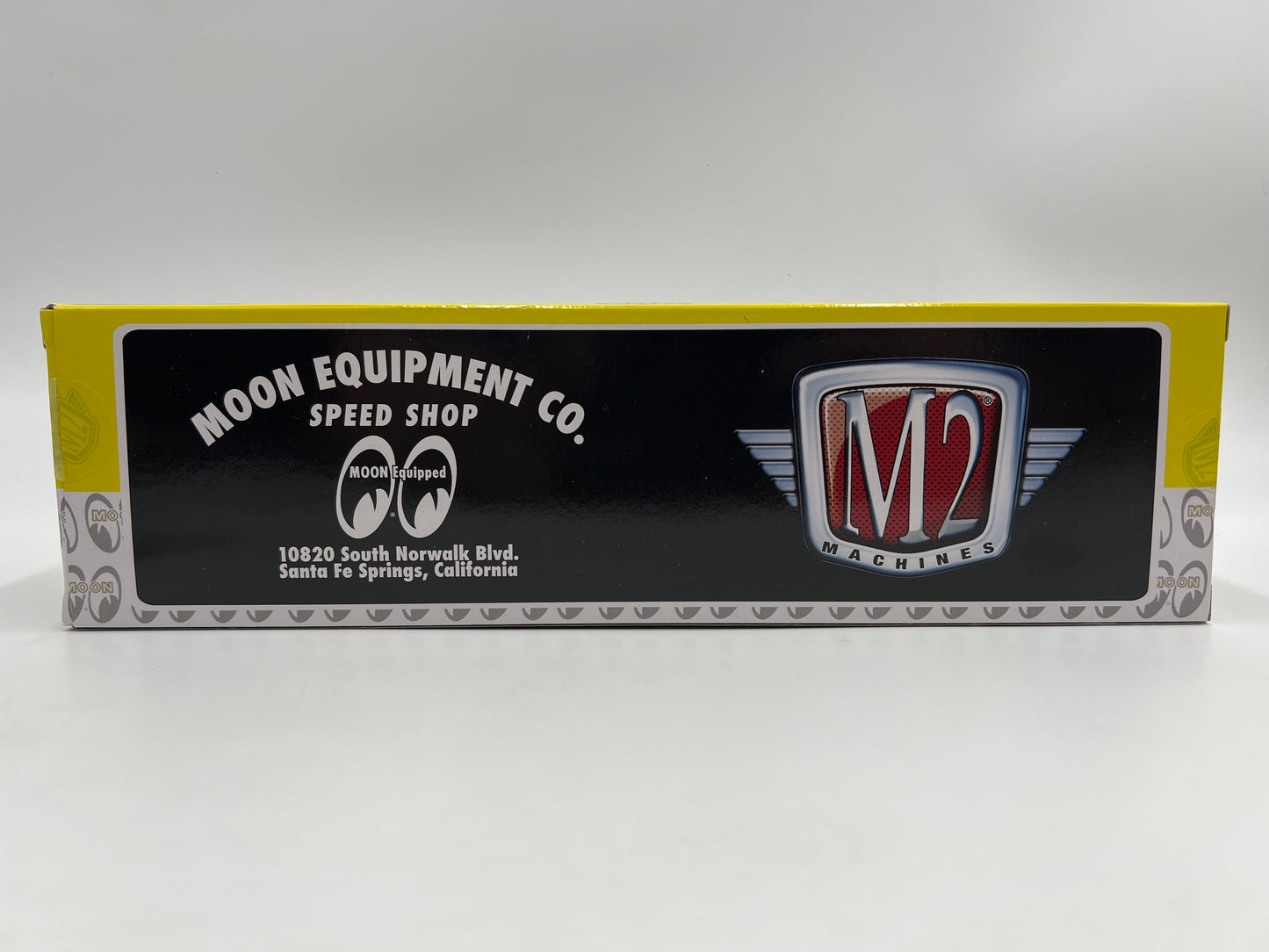 M2 Machines Auto Haulers Walmart Exclusive Mooneyes 1969 Dodge L600 & 1969 Dodge Charger Daytona S30