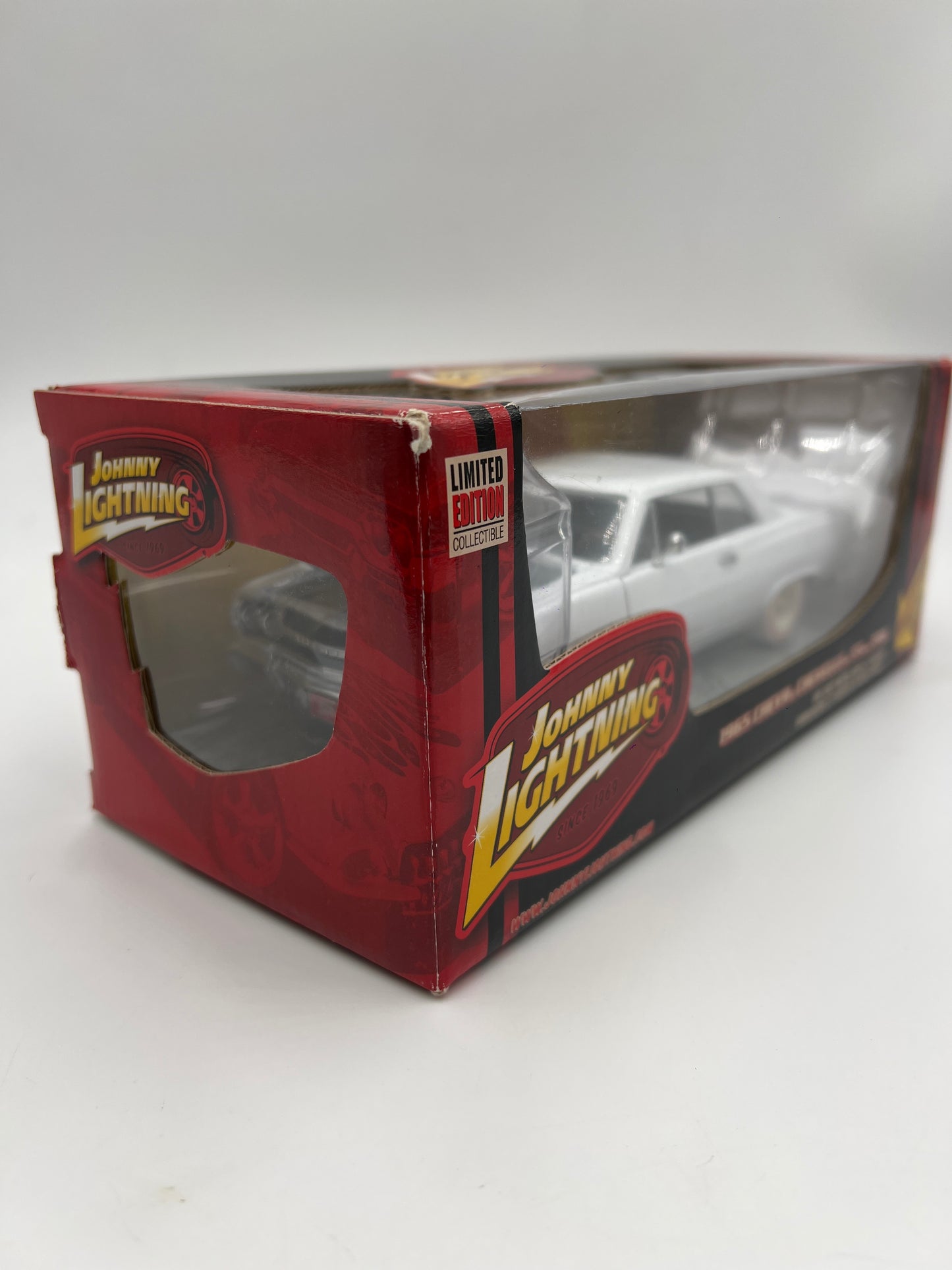 Johnny Lightning 1:24 Scale White Lightning Chase 1965 Chevy Chevelle SS 396 White VHTF