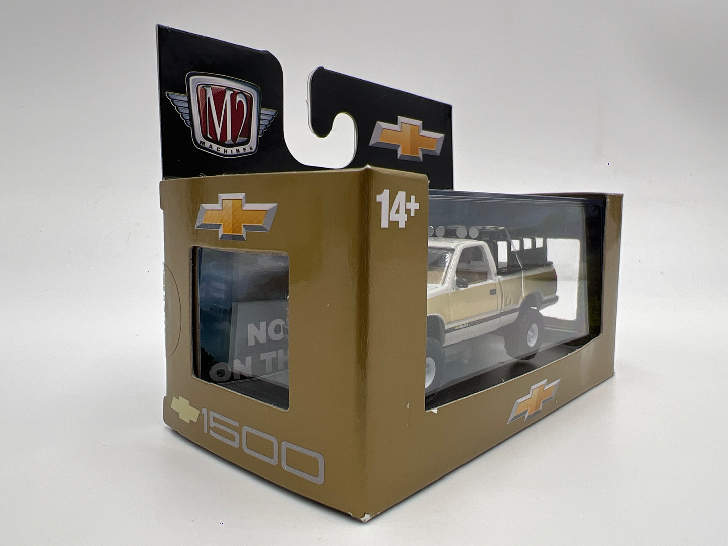 2025 M2 Machines 1993 Chevrolet Silverado 1500 4x4 White/Gold R90