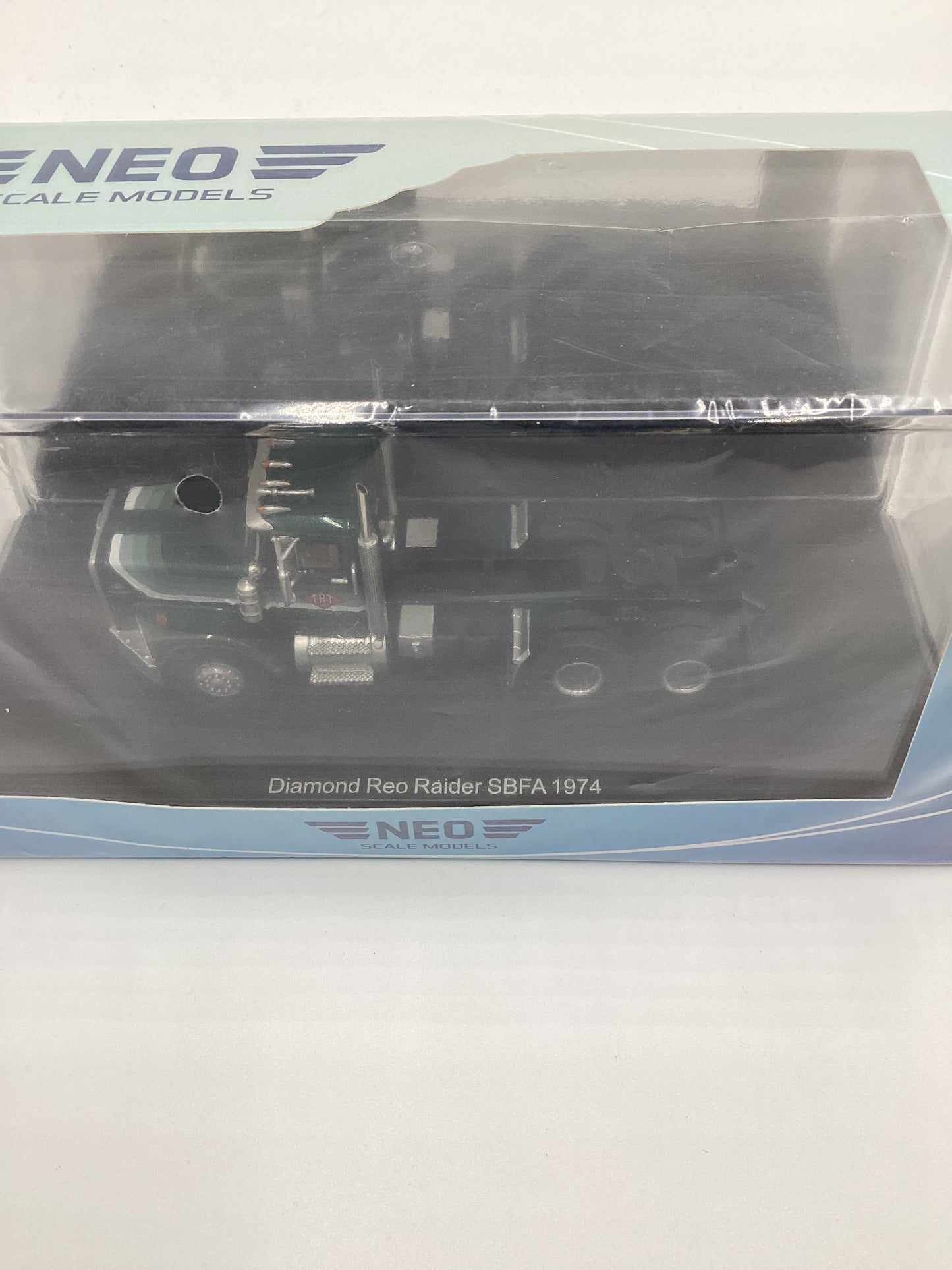 Neo Scale Models Diamond Reo Raiders SBFA 1974 Green *Small Crack On Case*