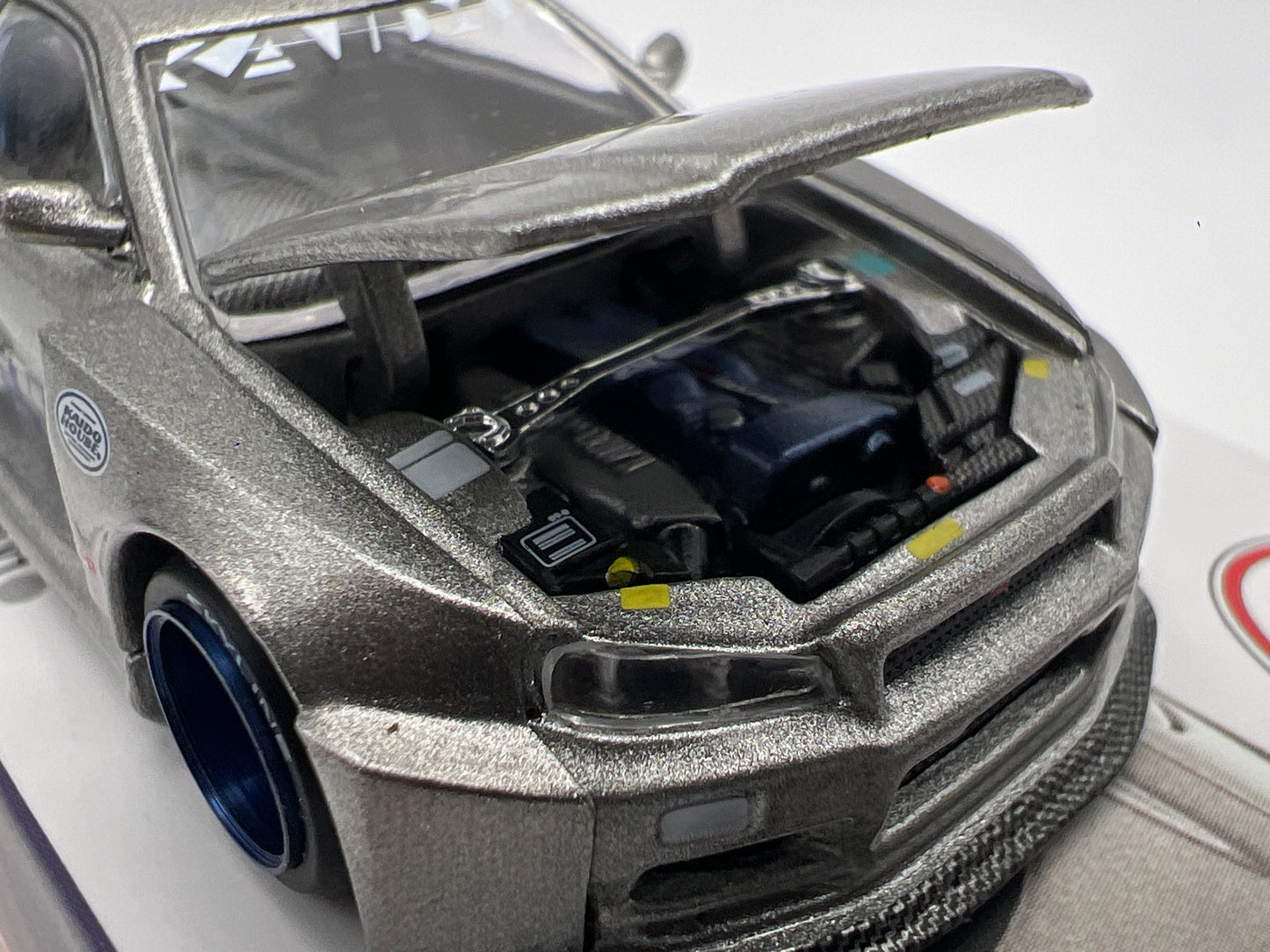 Mini GT Kaido House #143 Nissan Skyline GT-R R34 Kaido Works Shinjuku V1
