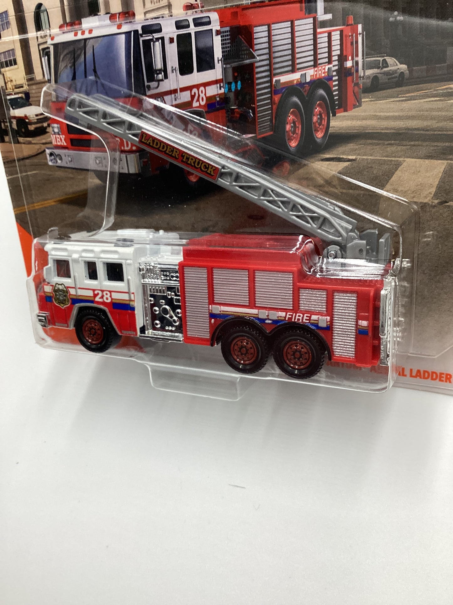 2019 Matchbox Working rigs #5 Pierce Quantum Aerial Platform Ladder Truck 166A