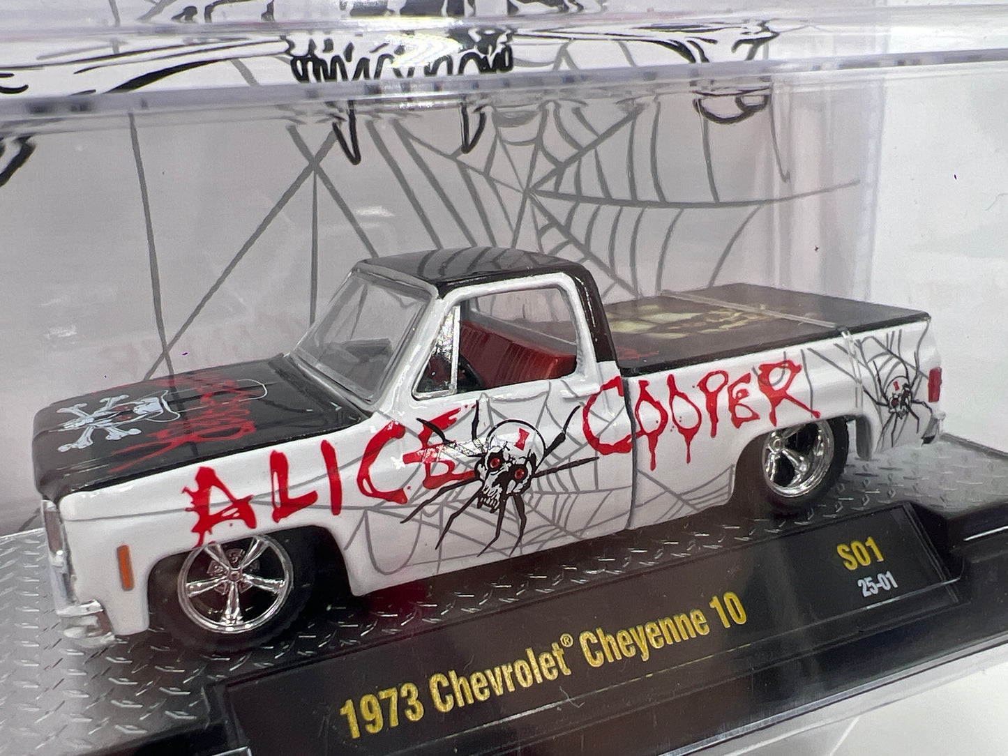 M2 Machines Rock Legends Alice Cooper 1973 Chevrolet Cheyenne 10 S01
