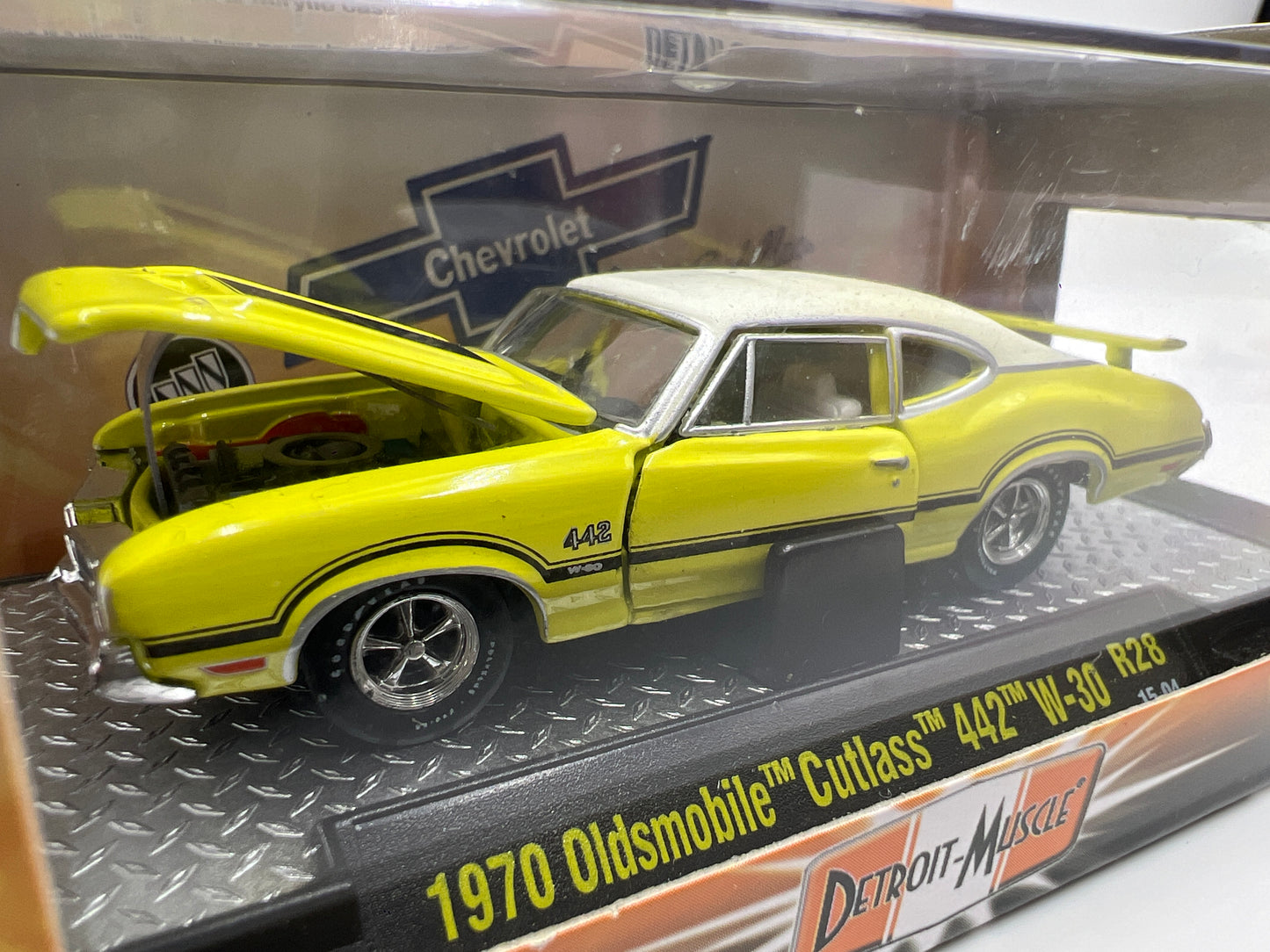 M2 Machines Detroit Muscle 1970 Oldsmobile Cutlass 442 W-30 Yellow R28