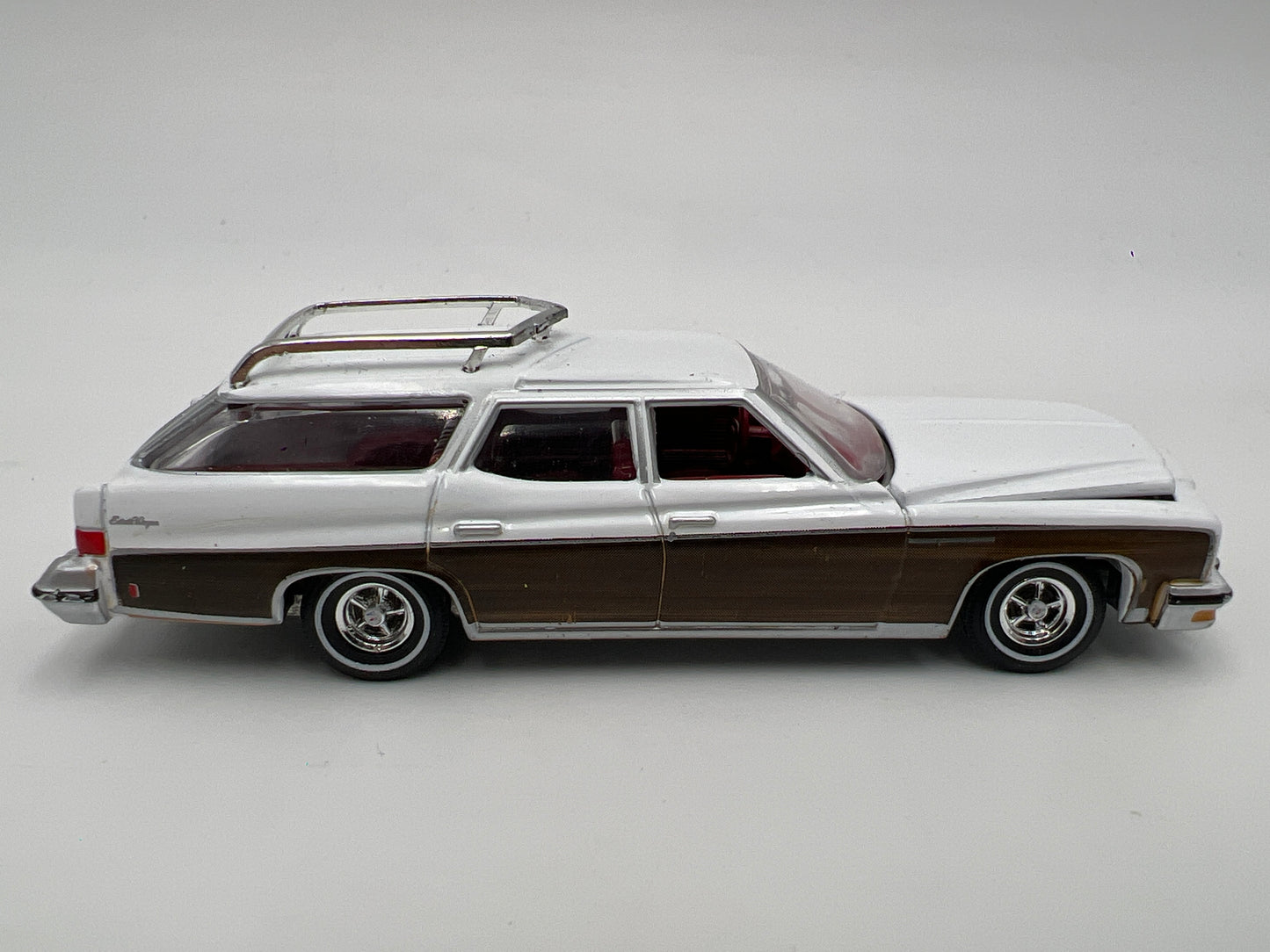 Auto World 1/64 Muscle Wagons 1974 Buick Estate Wagon White Loose