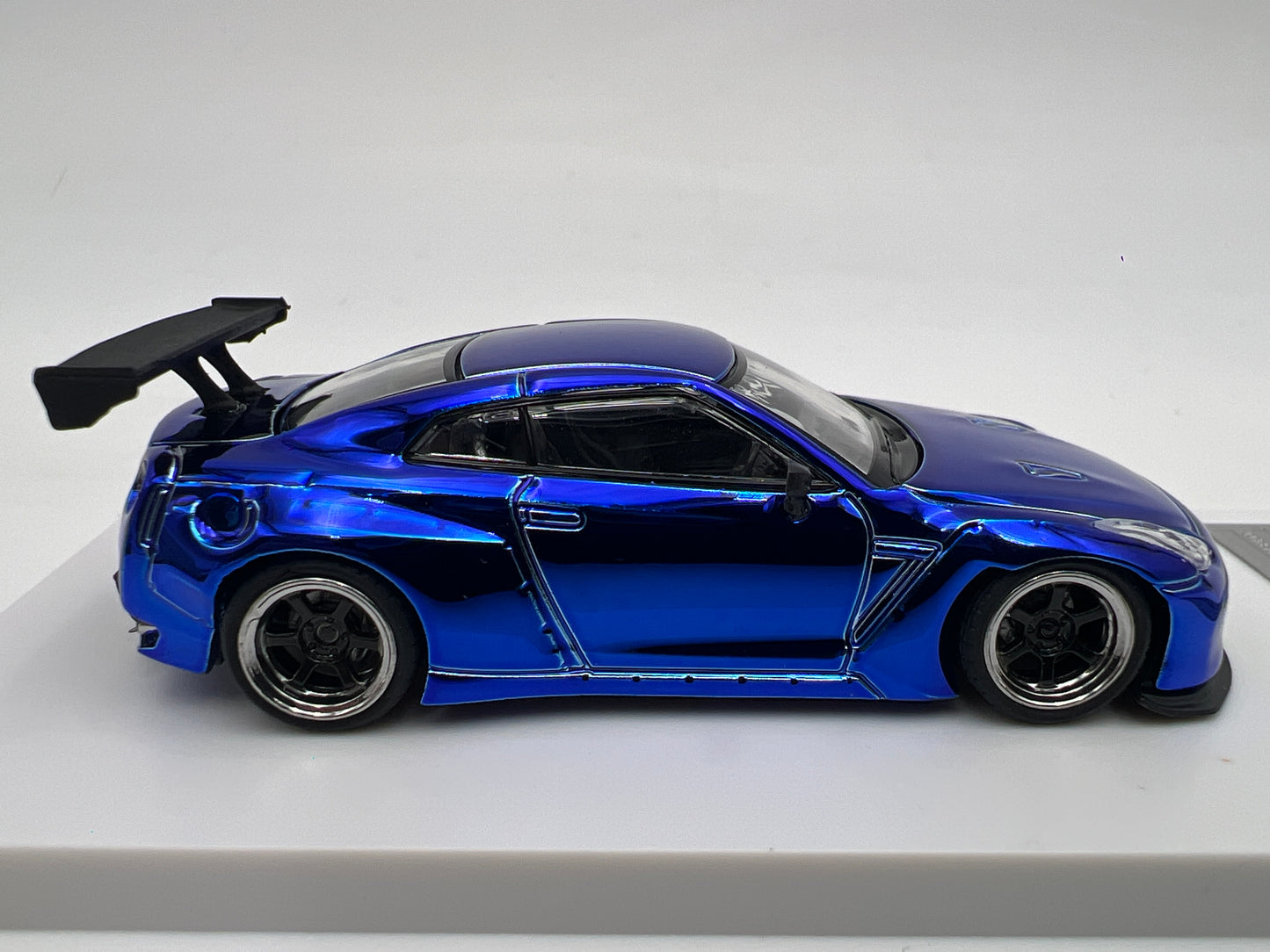 LMLF Models 1/64 #143/499 Nissan GT-R Skyline Chrome Blue Cracked Case