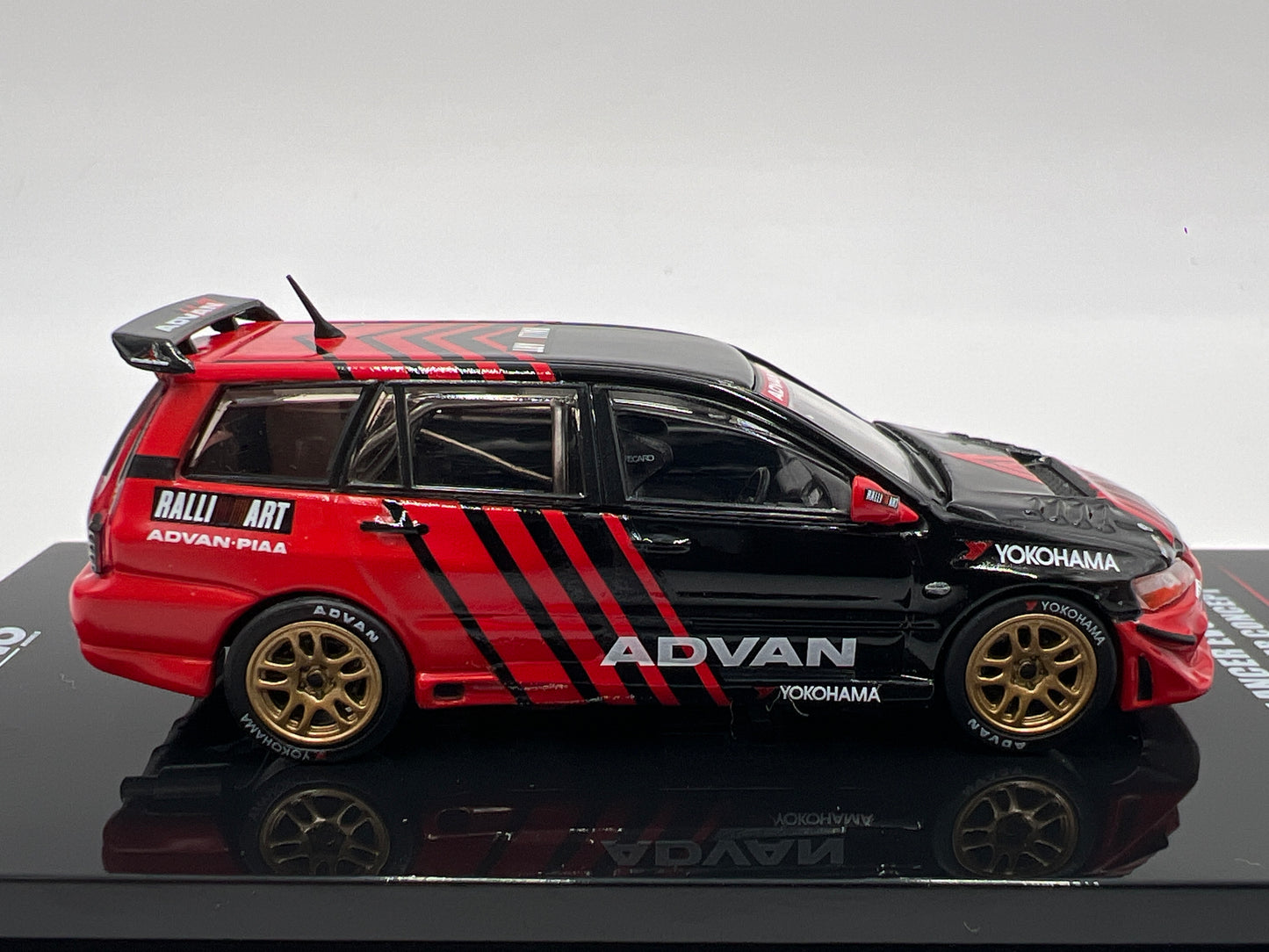 Inno64 1/64 Mitsubishi Lancer EVO IX Wagon Advan Red/Black