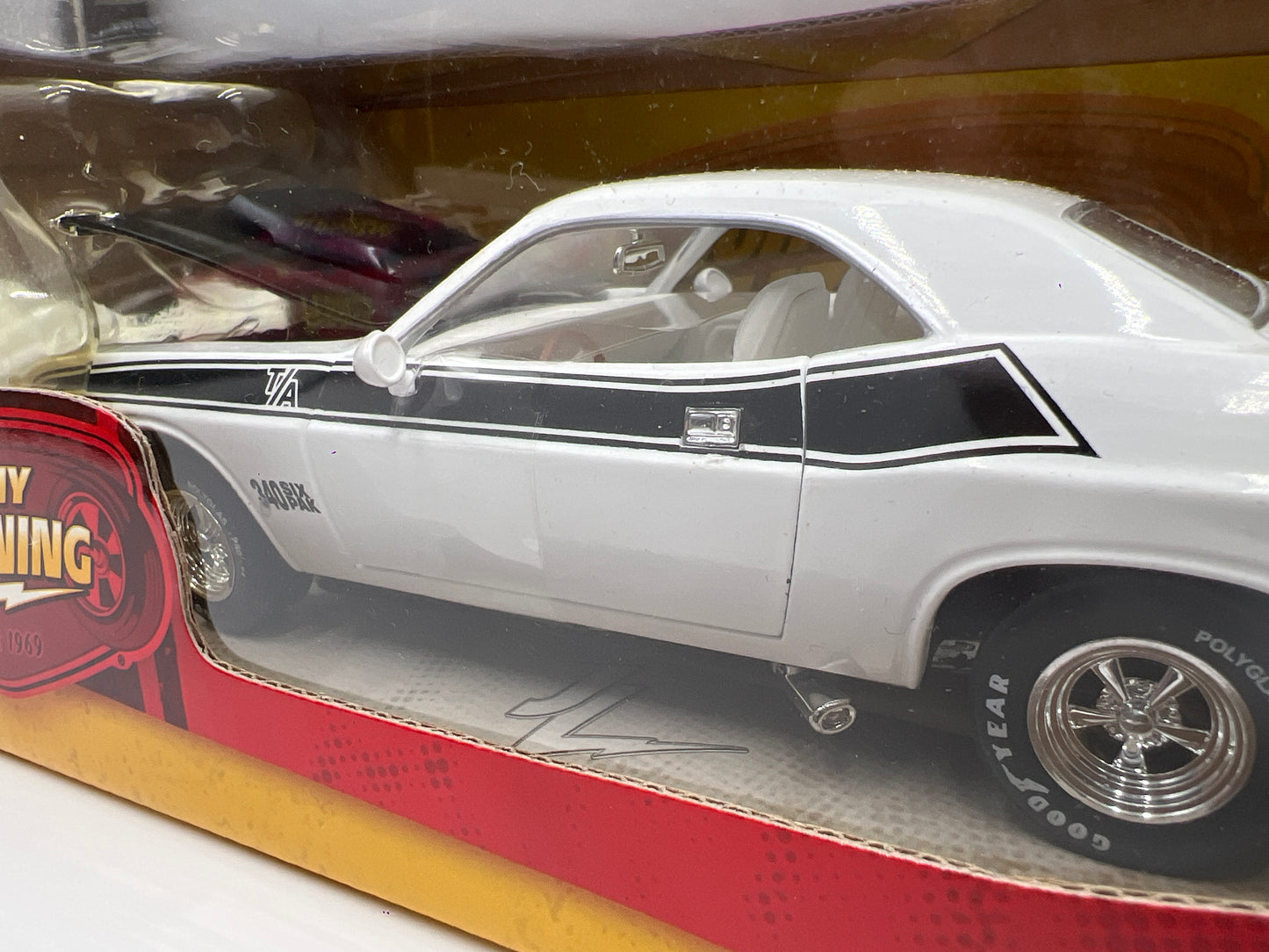 Johnny Lightning 1:24 Scale White Lightning Chase Muscle Cars R28 70 Dodge Challenger T/A White VHTF