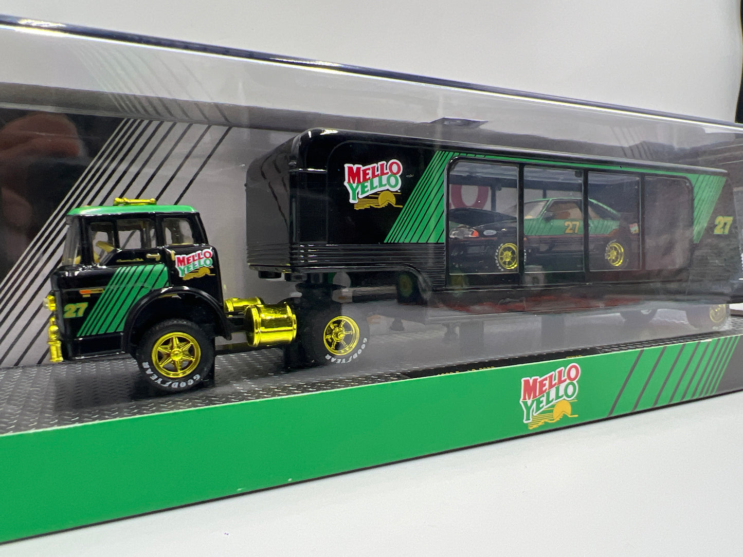 M2 Machines CHASE Mello Yello Hauler 1990 Ford C-8000 & 1987 Ford Mustang GT TW13