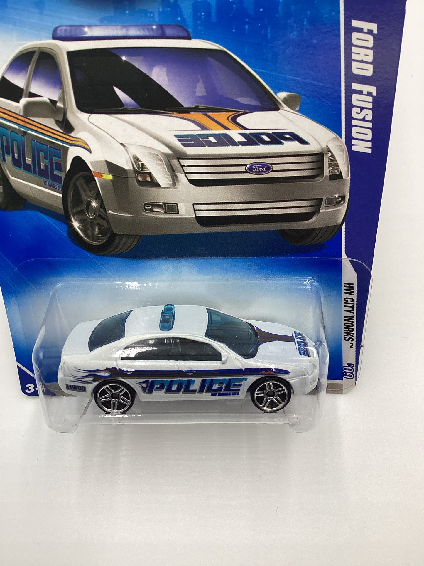 2009 Hot Wheels #109 Ford Fusion Police White 35F