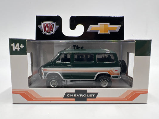 M2 Machines 1971 Chevrolet Van Beauville 4x4 Green R104