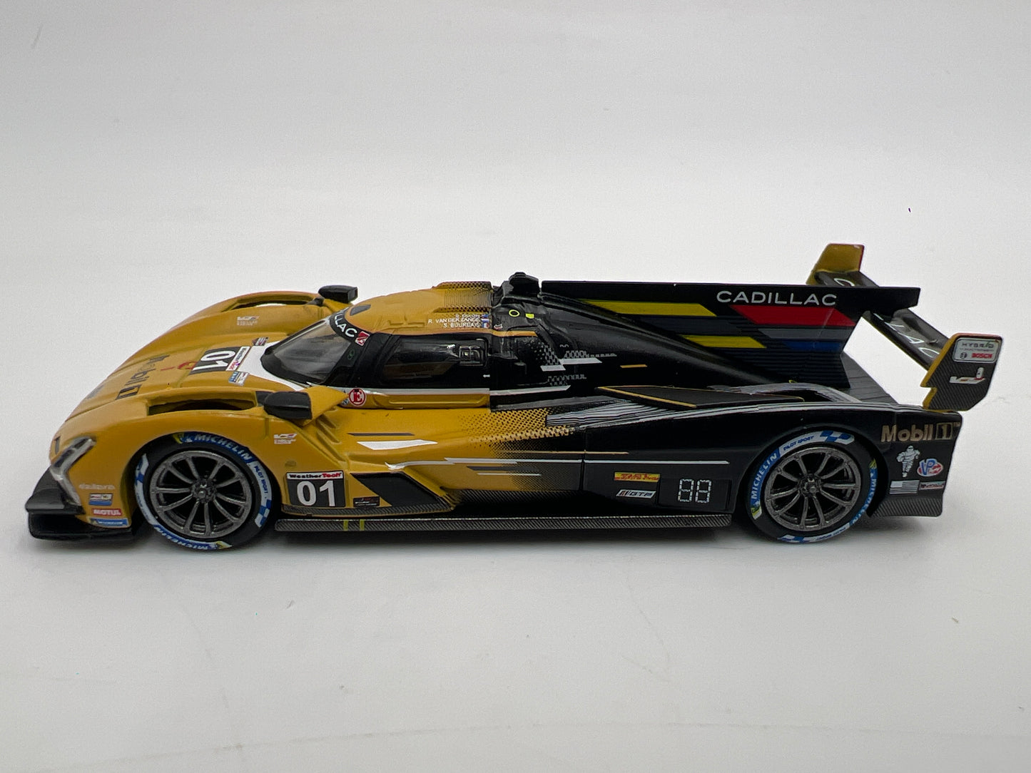 Mini GT #1004 Cadillac V-Series.R #01 2024 IMSA Sebring 12 Hrs Cadillac Racing Mobil 1