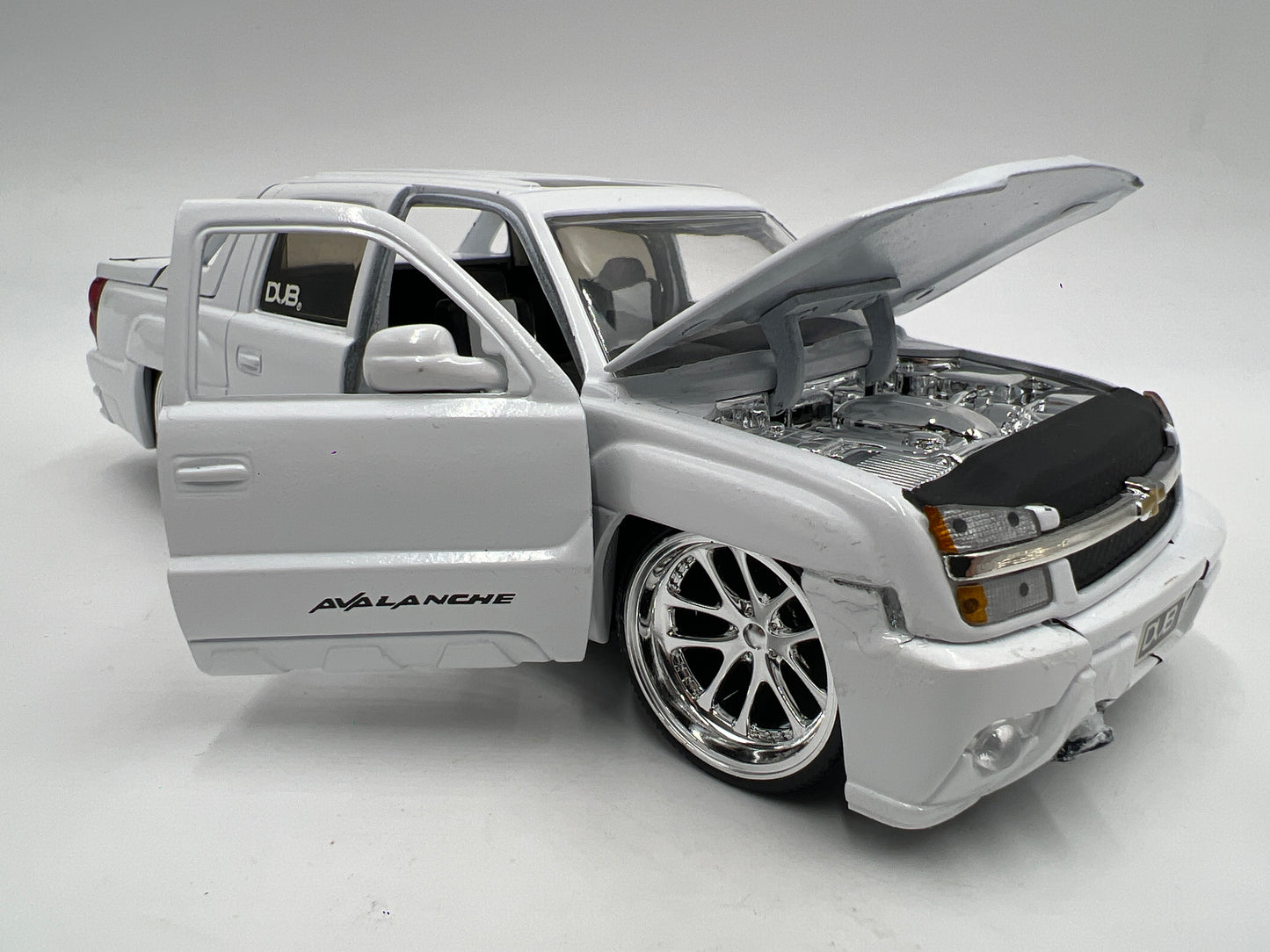 Jada 1/24 Scale Dub City 2001 Chevrolet Avalanche White Loose FOR PARTS