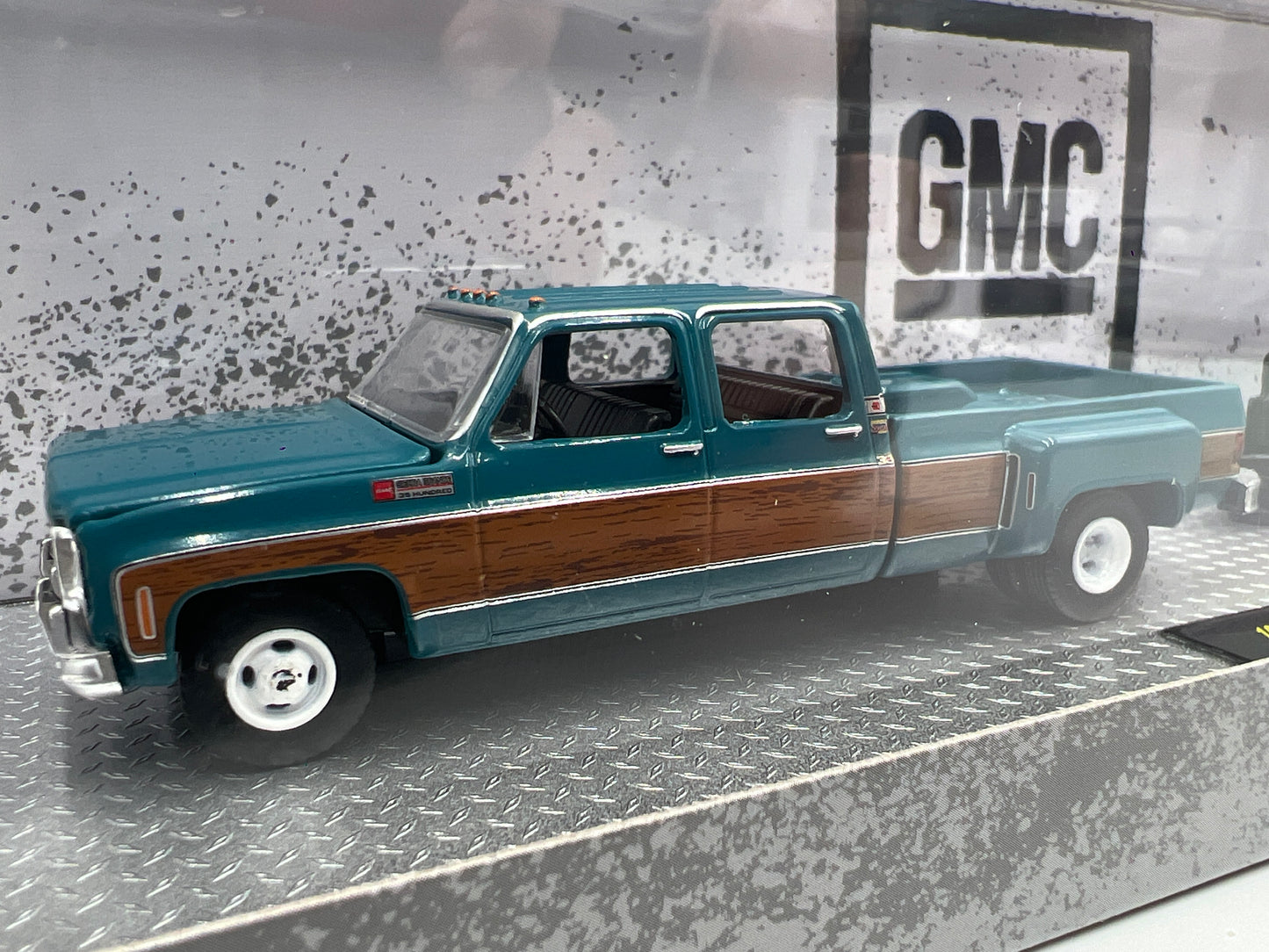 M2 Machines Auto Haulers R92 1973 GMC Sierra 3500 & 1973 Chevrolet Cheyenne Super 10