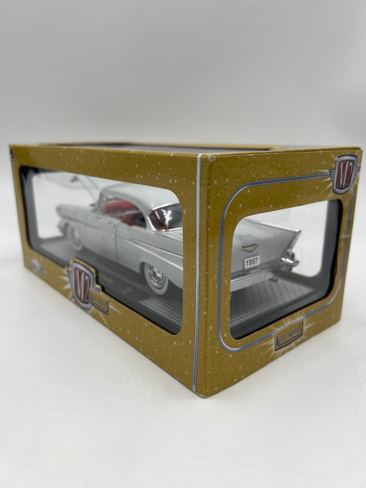 M2 Machines 1/24 Premium Edition Auto-Thentics 1957 Chevrolet Bel Air Hardtop White R49