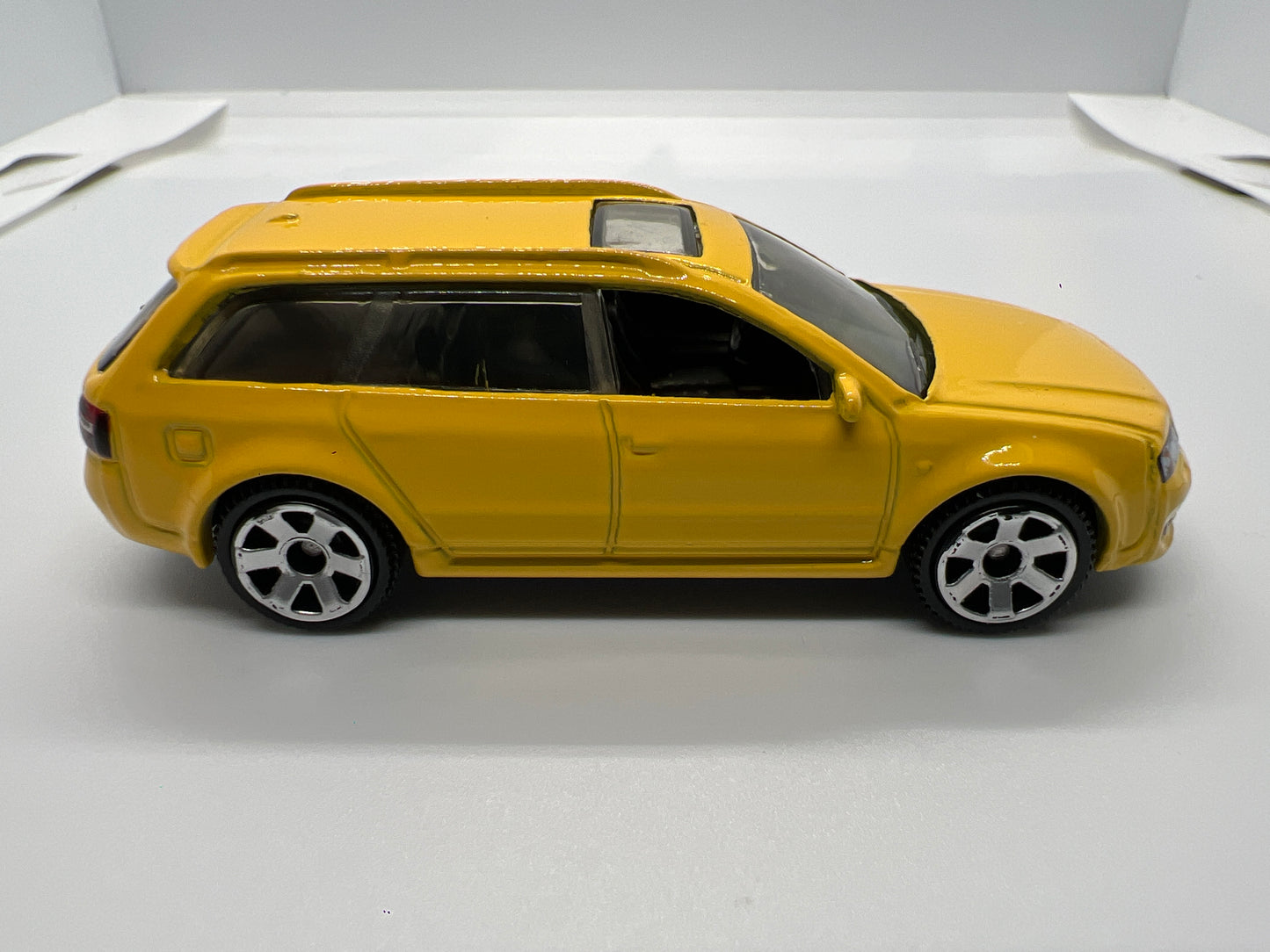 Matchbox 1/64 2004 Audi RS6 Avant Yellow Loose