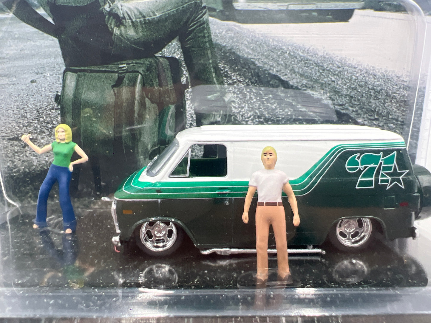 2024 M2 Machines Diorama 1971 Chevy Van G10 R03 199E