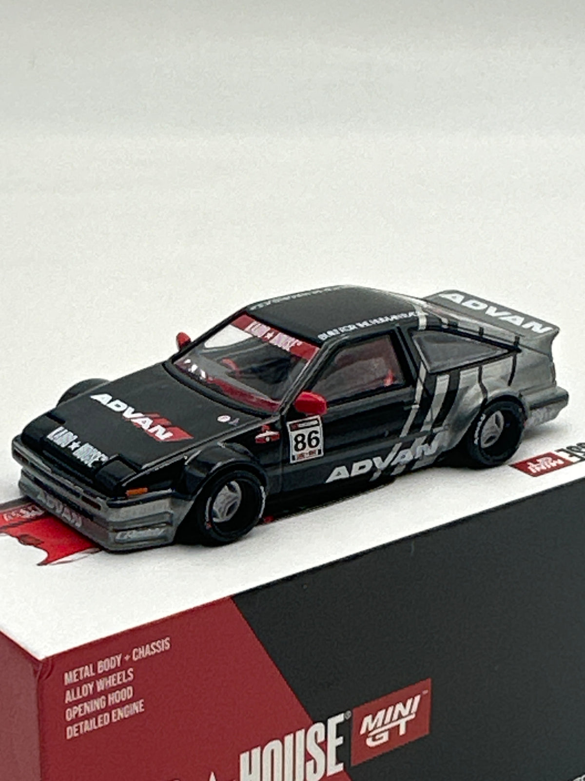 Mini GT Kaido House #214 Toyota AE86 Sprinter Trueno Kaido Advan CHASE