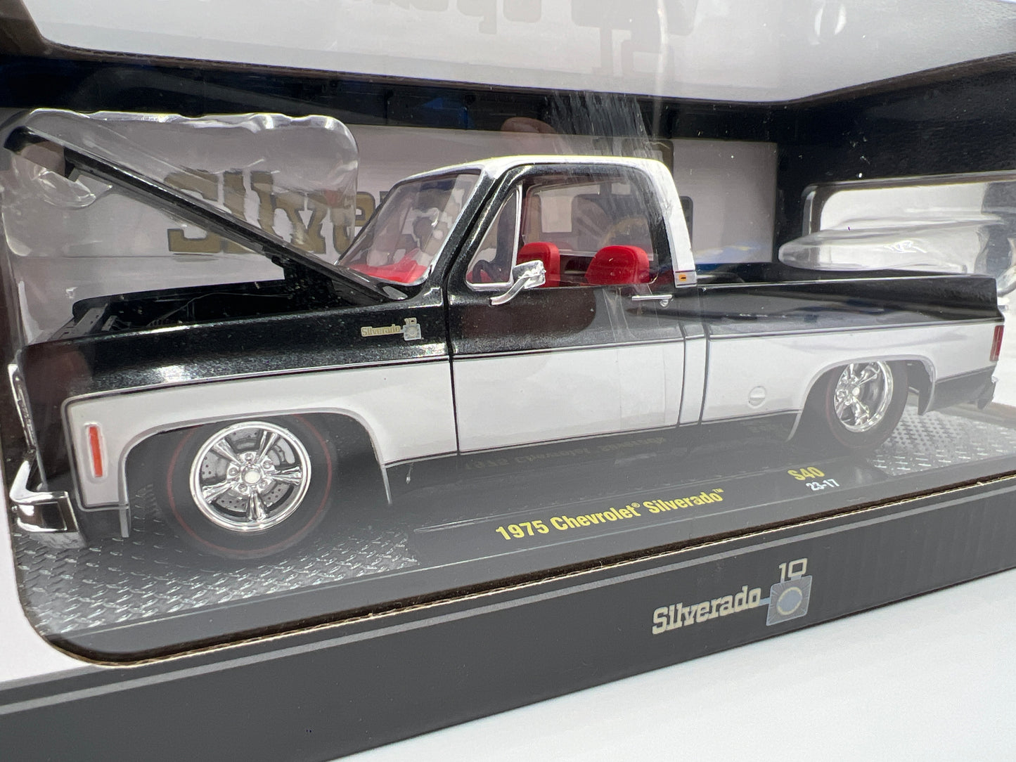 M2 Machines 1/24 Square Body Truck 1975 Chevrolet Silverado Black/White S40