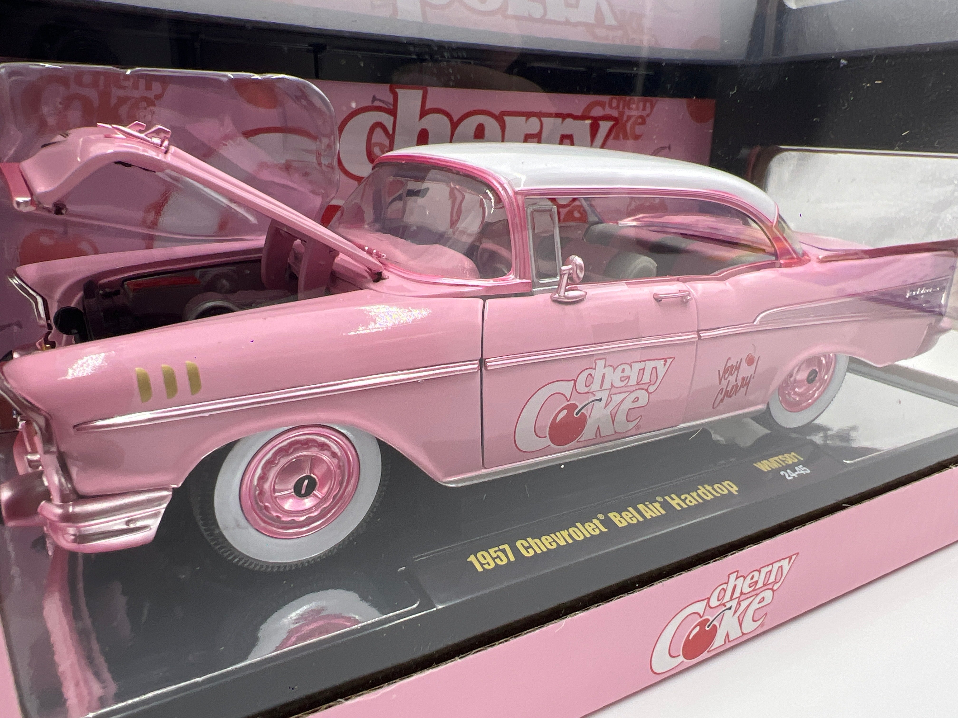 M2 Machines 1/24 Chase 1/750 Cherry Coke 1957 Chevy Bel Air