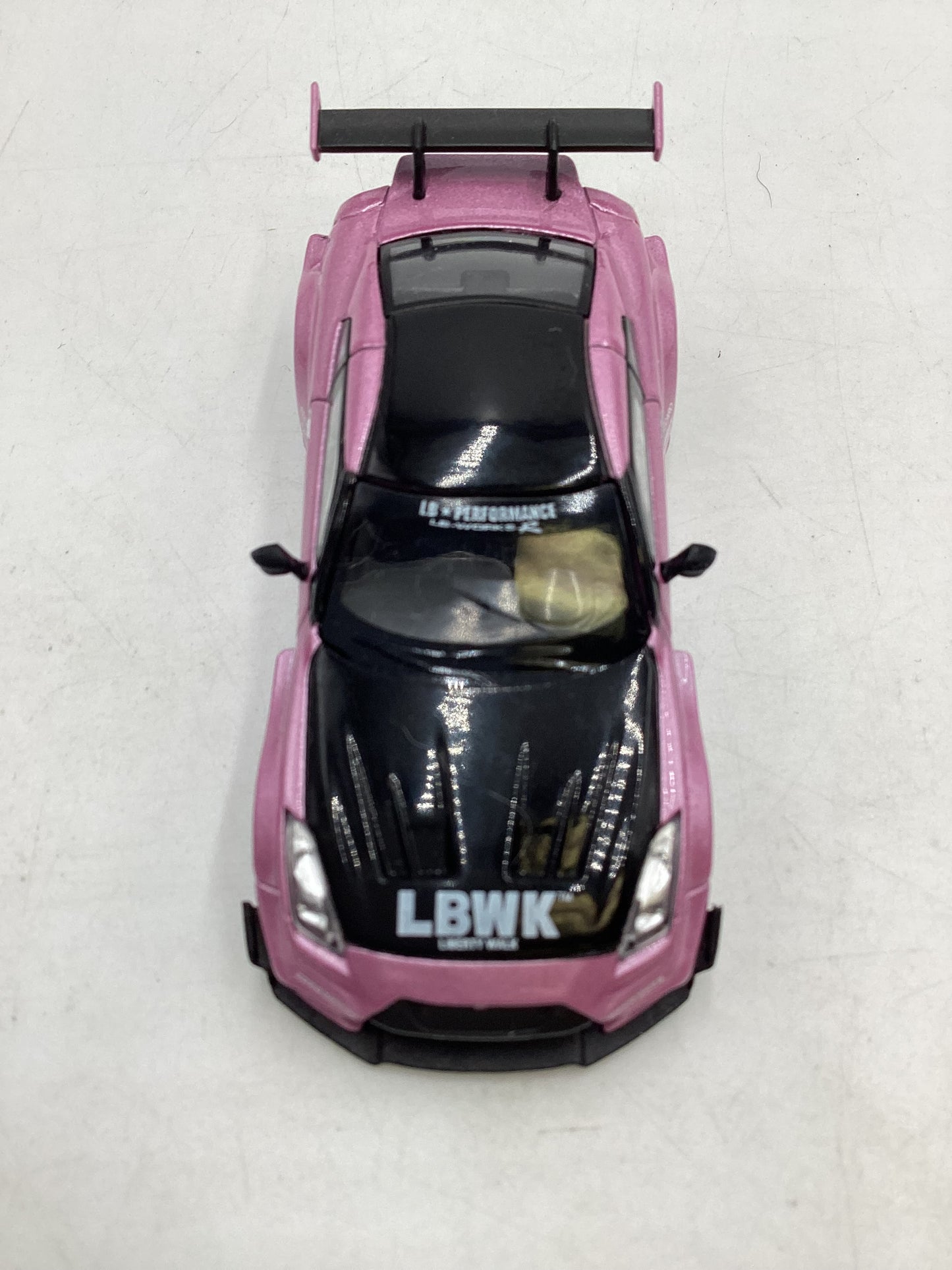 Mini GT #418 LB-Silhouette Works GT Nissan 35GT -RR LBWK Passion Pink