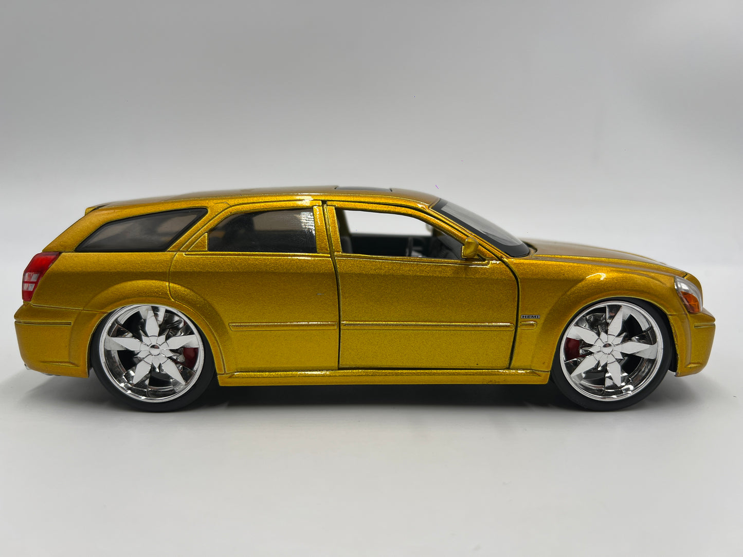 Revell 1/24 Scale Dodge Magnum R/T Gold Loose