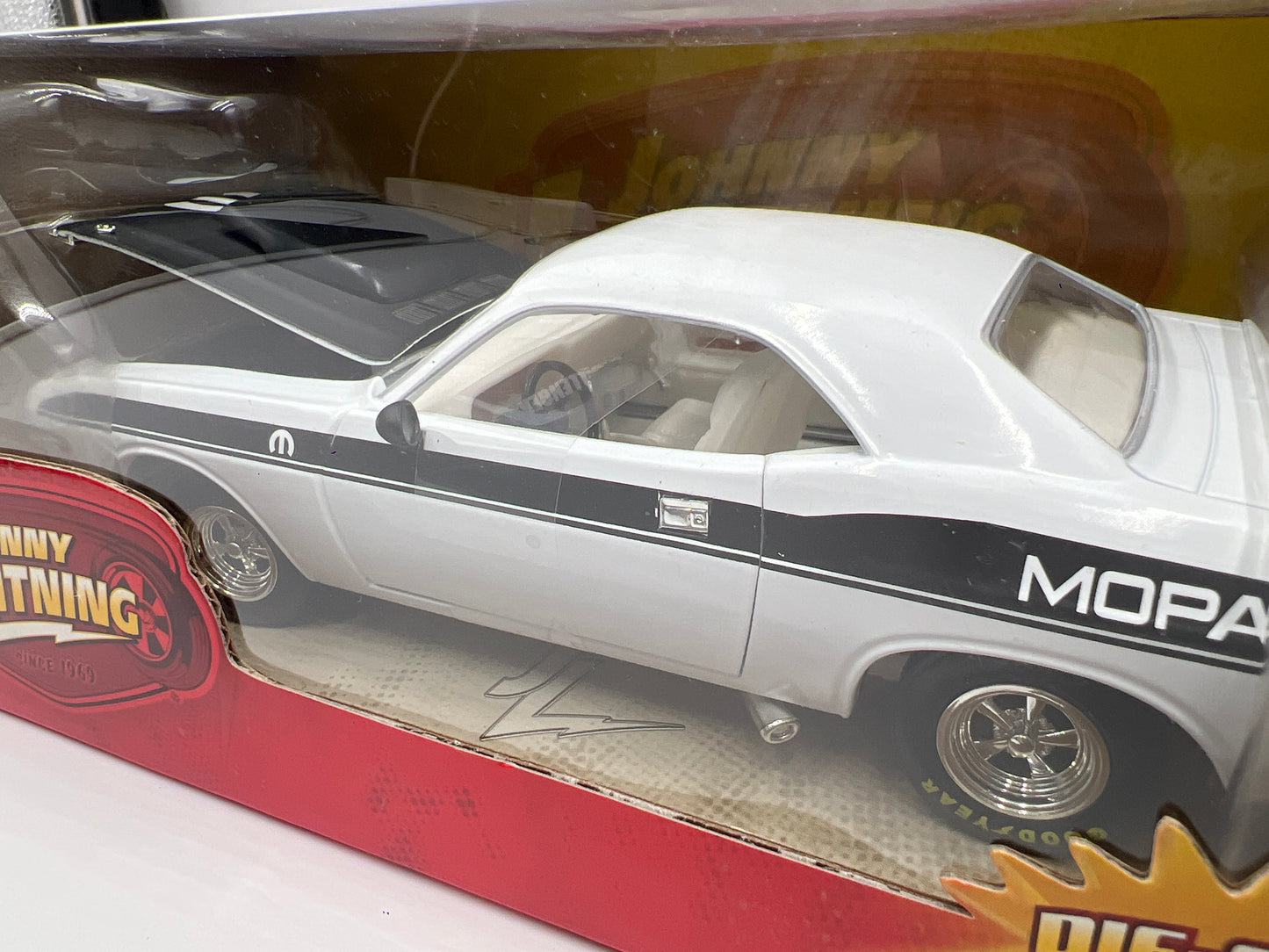 Johnny Lightning 1:24 Scale White Lightning Chase Muscle Cars R39 1970 Dodge Challenger T/A White VHTF