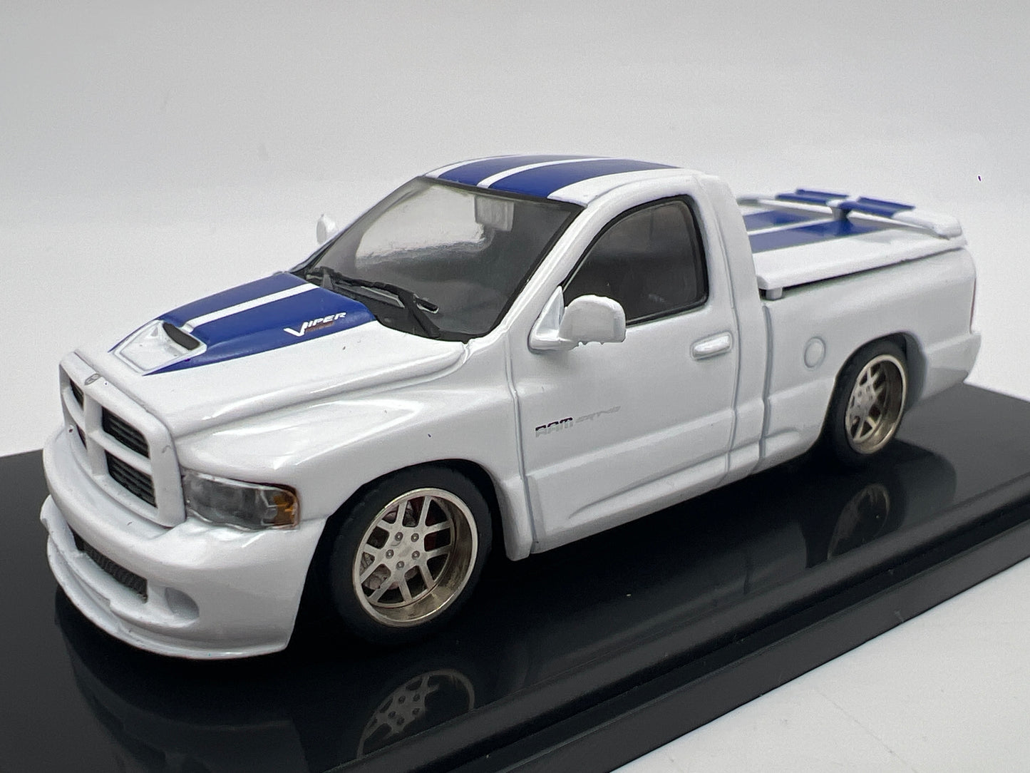Shoom 64 Models 1:64 Dodge Ram SRT-10 White/Blue Stripes W/Accessories