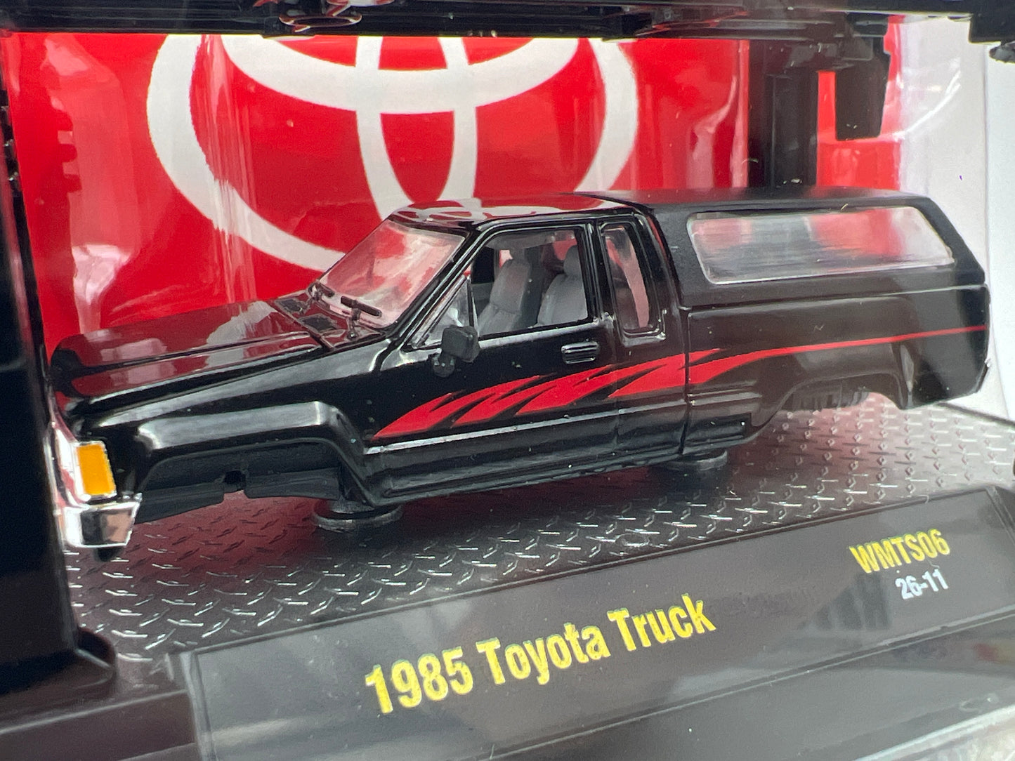 M2 Machines Model Kits WMTS06 1985 Toyota Truck Black 199C