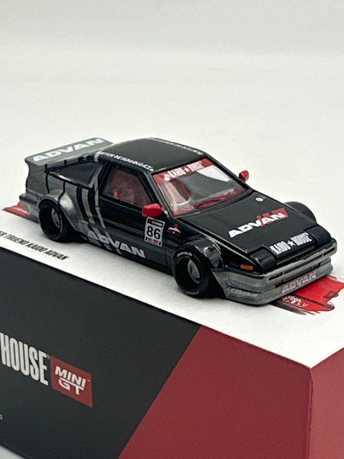 Mini GT Kaido House #214 Toyota AE86 Sprinter Trueno Kaido Advan CHASE