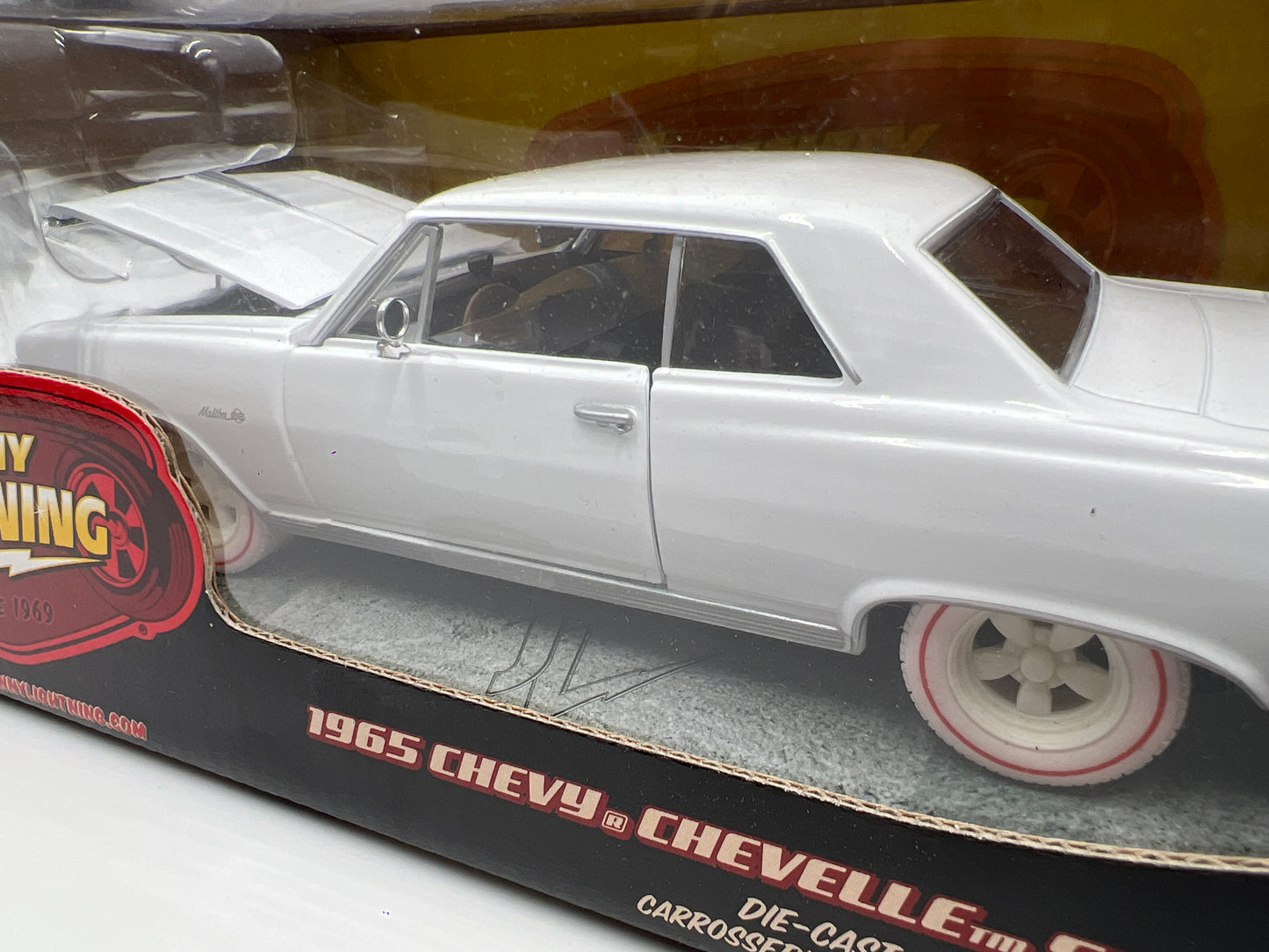 Johnny Lightning 1:24 Scale White Lightning Chase 1965 Chevy Chevelle SS 396 White VHTF