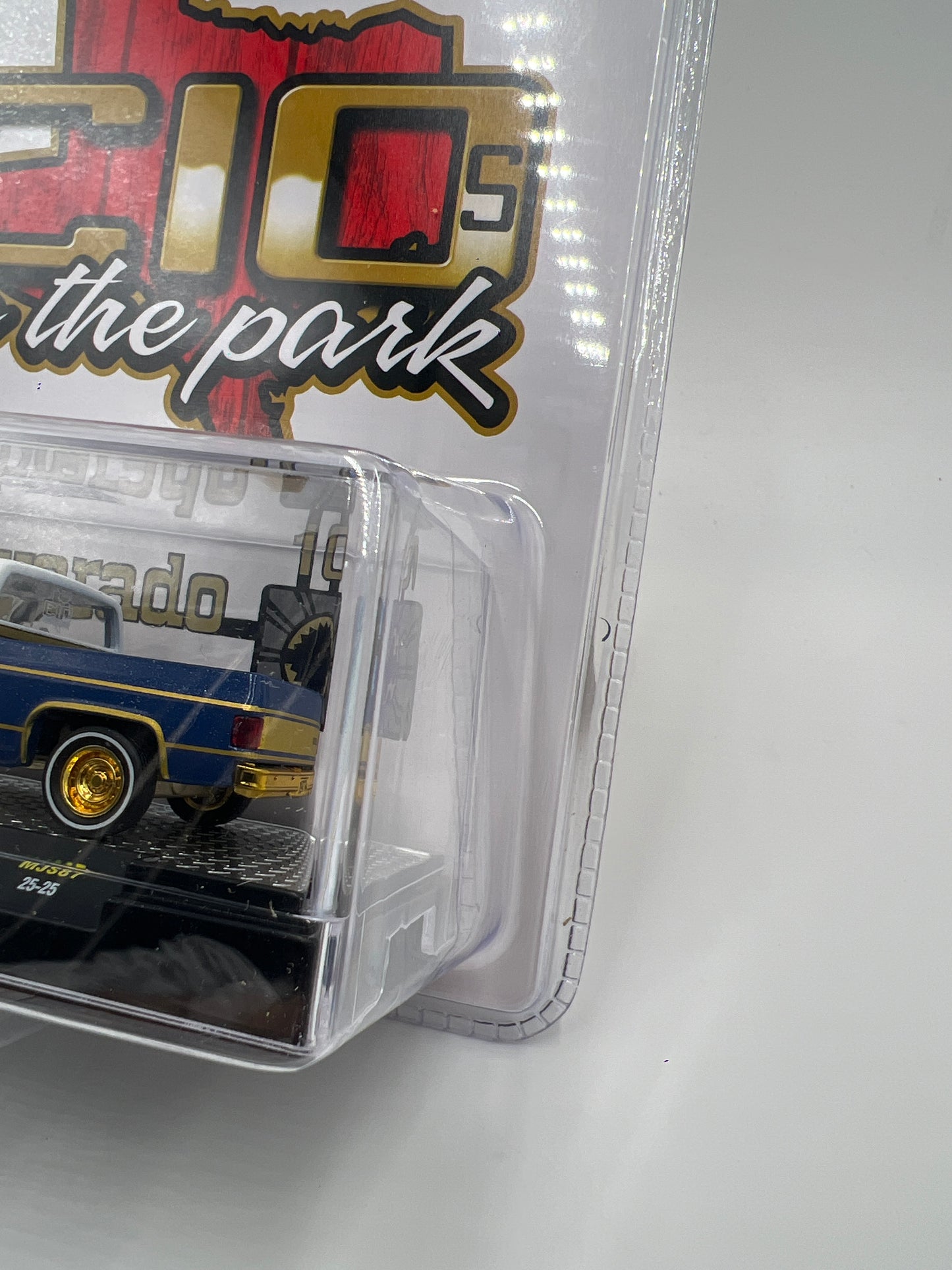 2025 M2 Machines Mijo Exclusives CHASE C10s In The Park 1977 Chevrolet Cheyenne 10 Blue MJS87