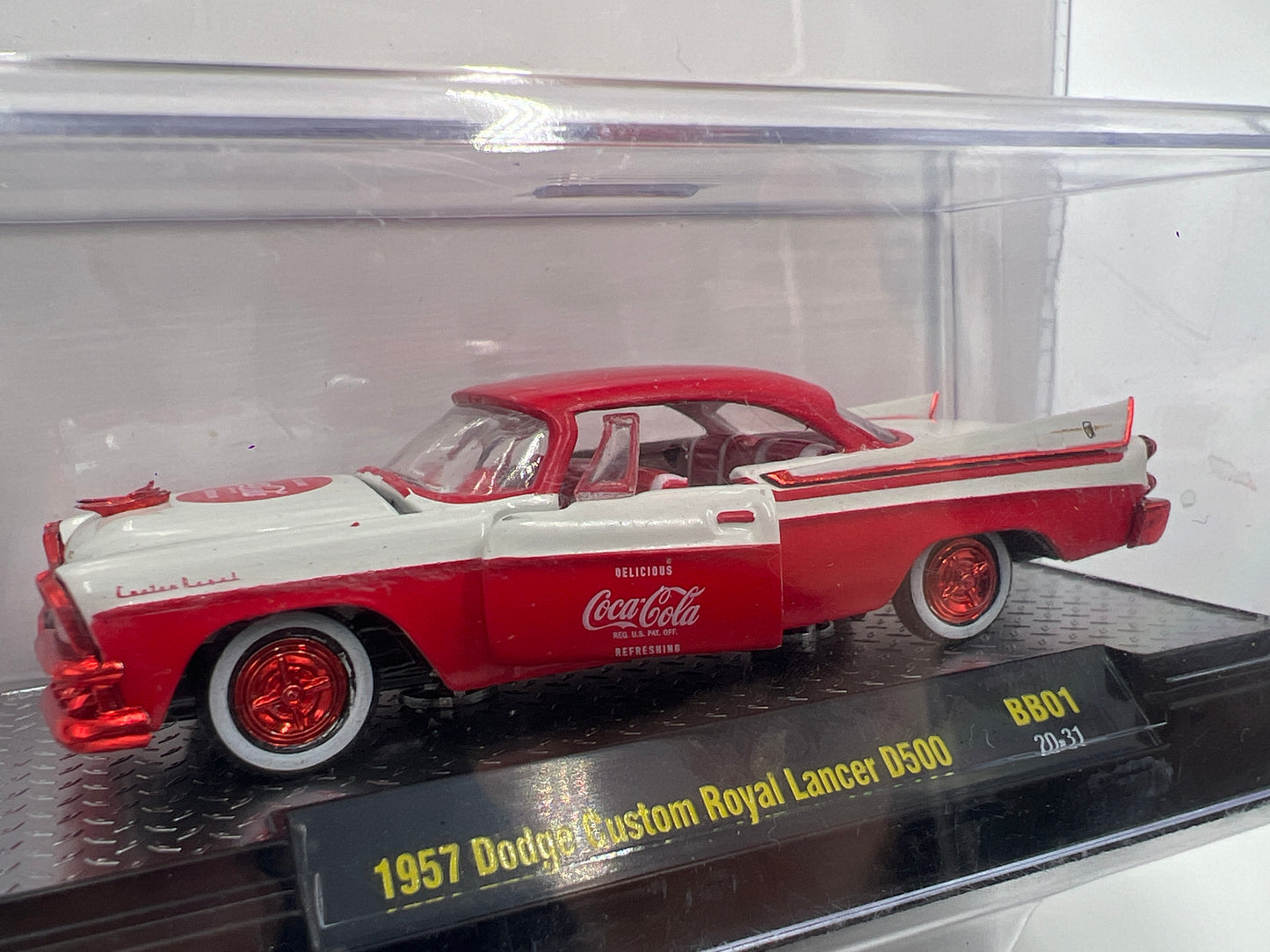 M2 Machines Coca Cola CHASE 1957 Dodge Custom Royal Lancer D500 Red/White BB01