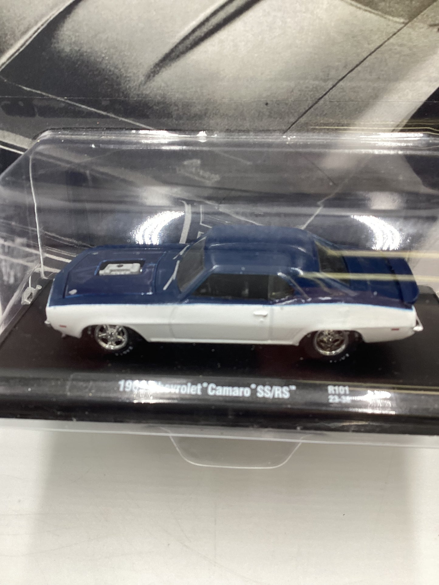 M2 Machines Auto-Drivers Chevrolet 1969 Chevrolet Camaro SS/RS White W/Blue R101 191D