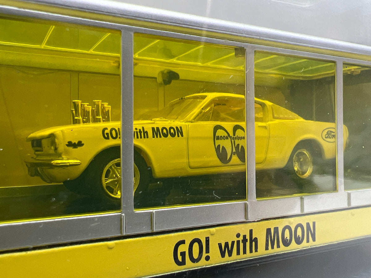 M2 Machines MOON01 CHASE Mooneyes 1964 Ford C-950 Truck & 1966 Mustang Fastback 2+2