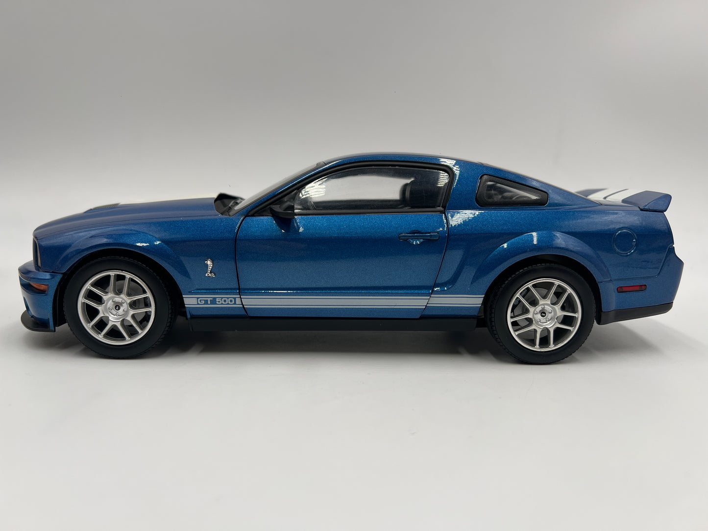 Shelby Collectibles 1:18 Scale Loose 2007 Shelby GT500 Blue/White
