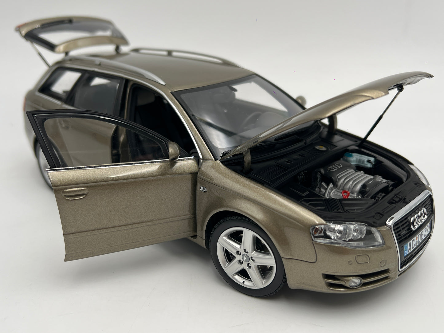 Minichamps 1:18 Scale 2005 Audi A4 Avant Beige Metallic Exceptional Detail W/Box See Desc