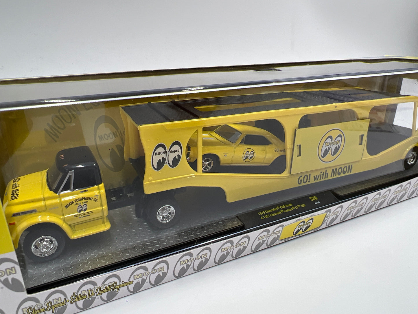 M2 Machines Auto Haulers Walmart Exclusive Mooneyes 1970 Chevrolet C60 Truck & 1967 Chevrolet Camaro SS 350 S30