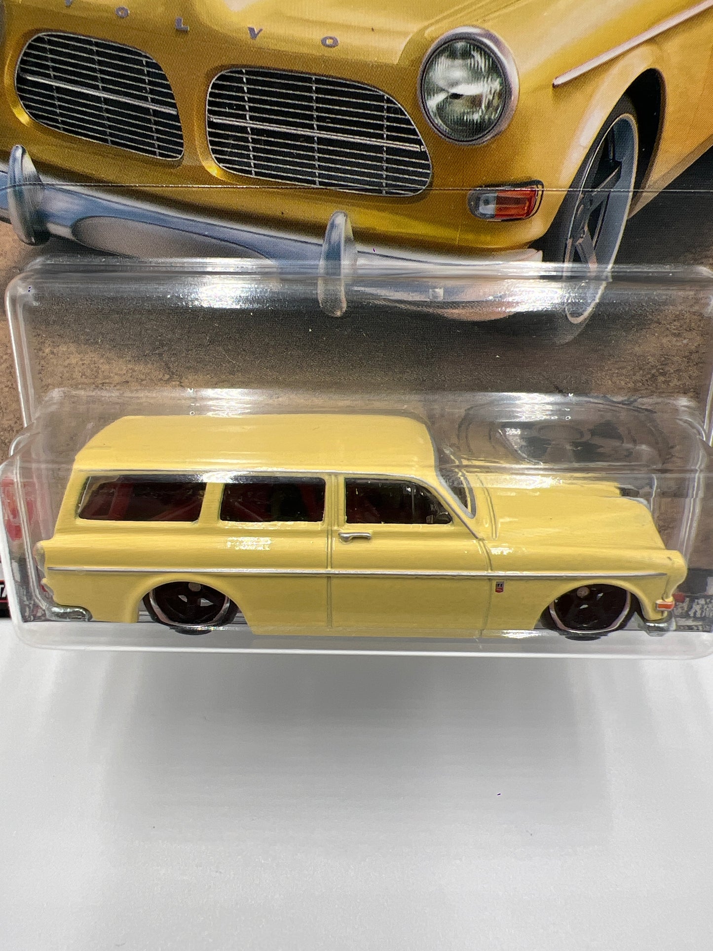 Hot Wheels Premium Boulevard #50 Volvo P220 Amazon Estate Yellow 263G