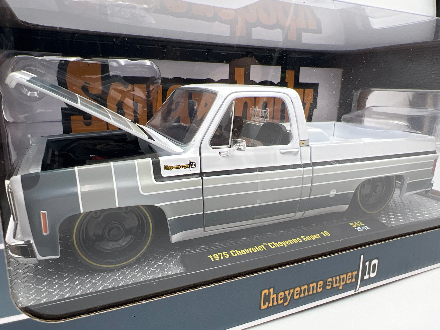 M2 Machines 1/24 Scale S42 1975 Chevrolet Cheyenne Super 10 50 Shades