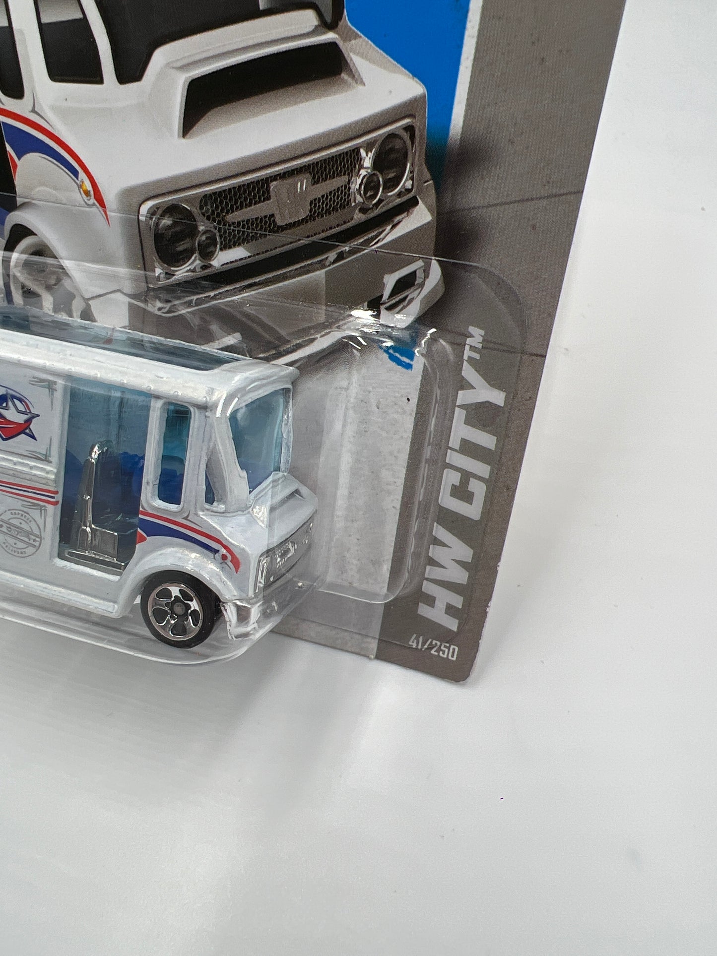 2013 Hot Wheels Treasure Hunt HW City #41 Bread Box White 274E