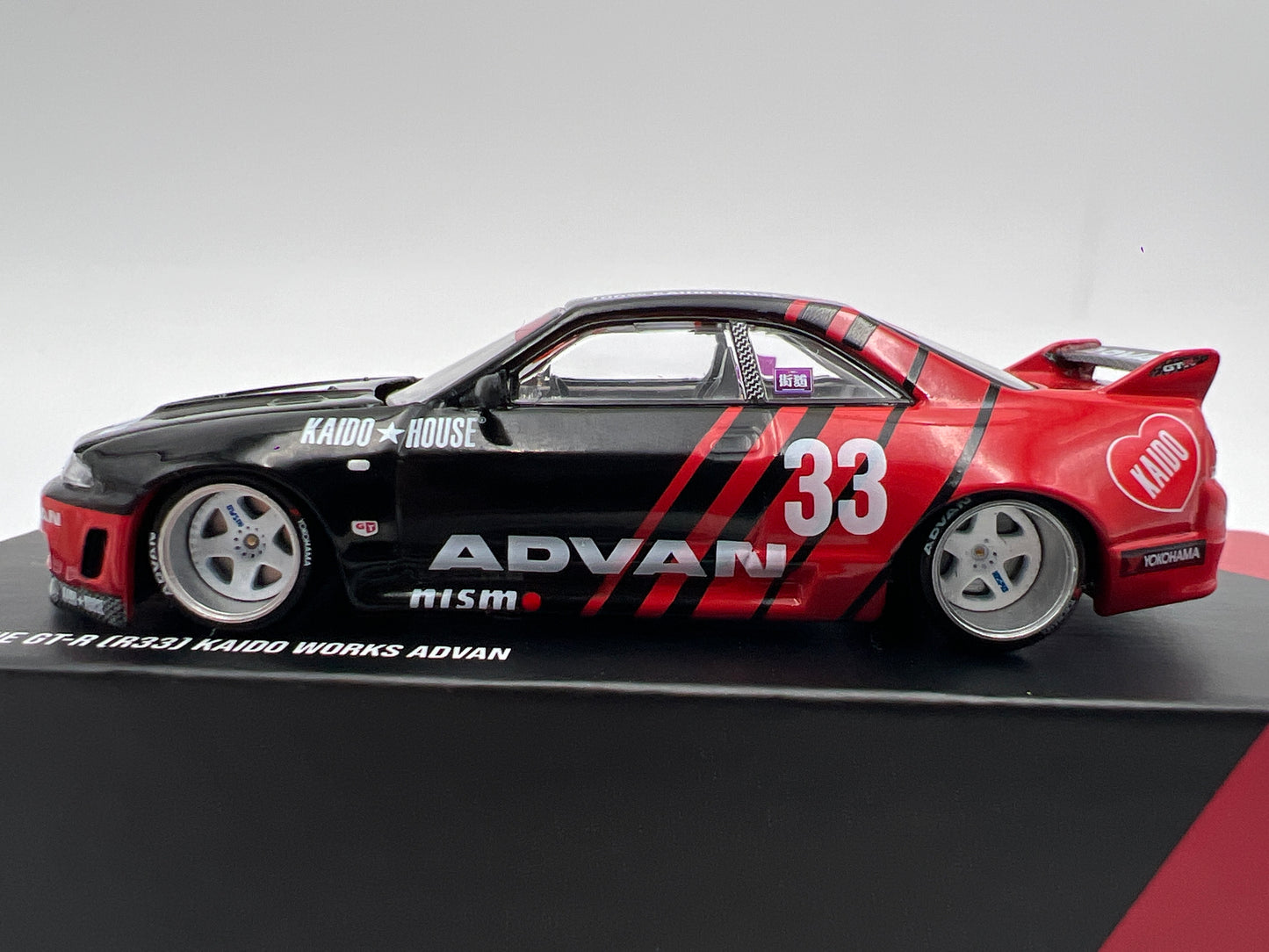 Mini GT Kaido House #191 Nissan Skyline GT-R R33 Kaido Works Advan