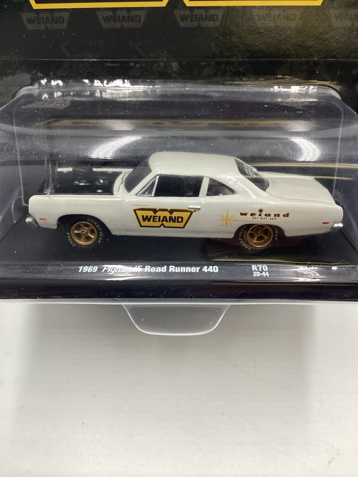 M2 Machines Auto driver Weiland 1969 Plymouth Road Runner 440 White R70 188P