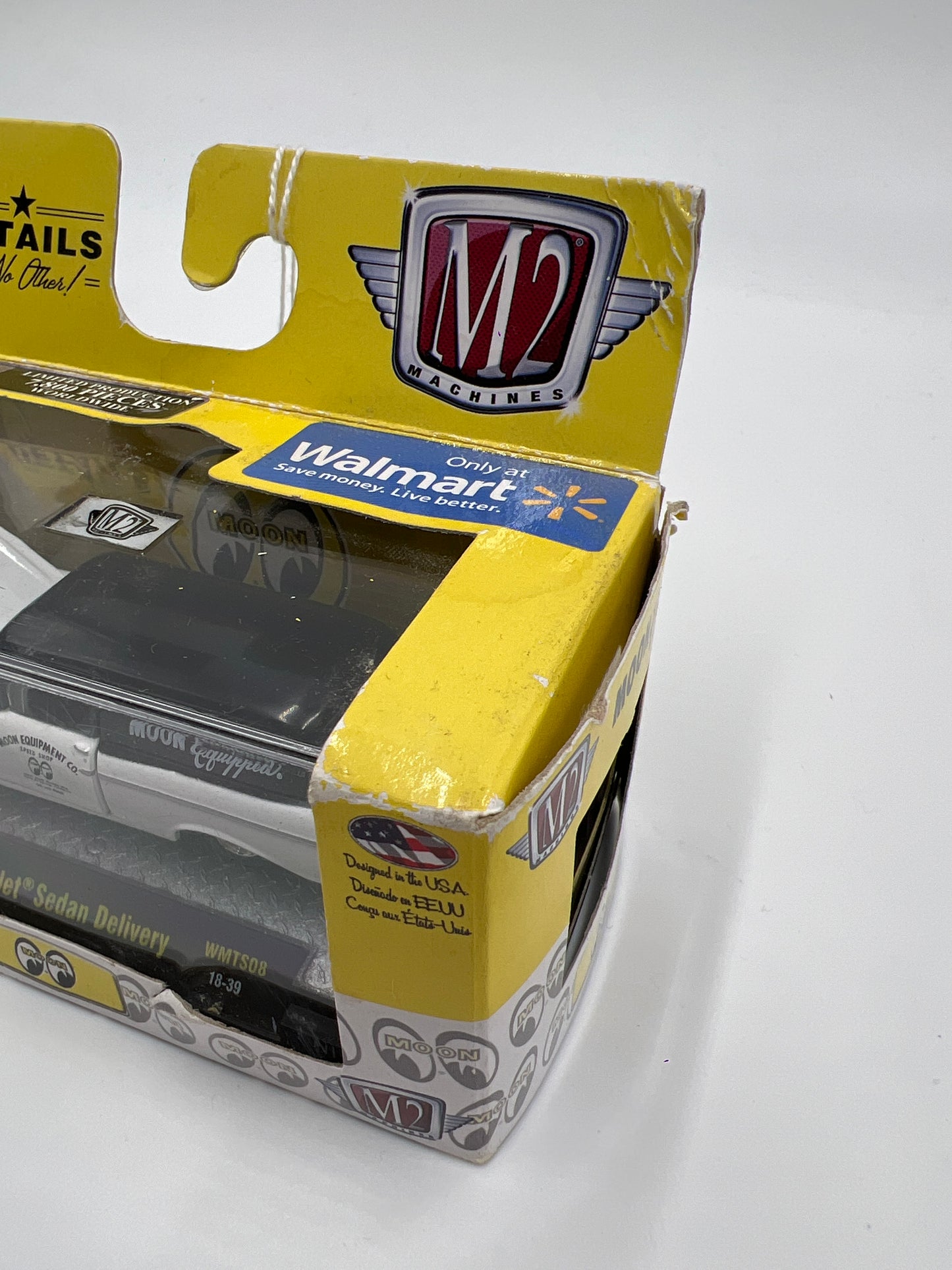 M2 Machines Walmart Exclusive Mooneyes 1957 Chevrolet Sedan Delivery White/Black (Bad Box) WMTS08